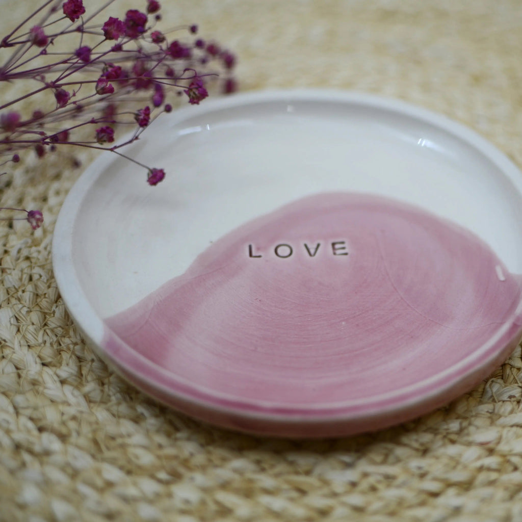 Detalle mensaje Love plato cerámica artesanal blanco y rosa hecho a mano 13cm - Maia Artesanía Cerámica