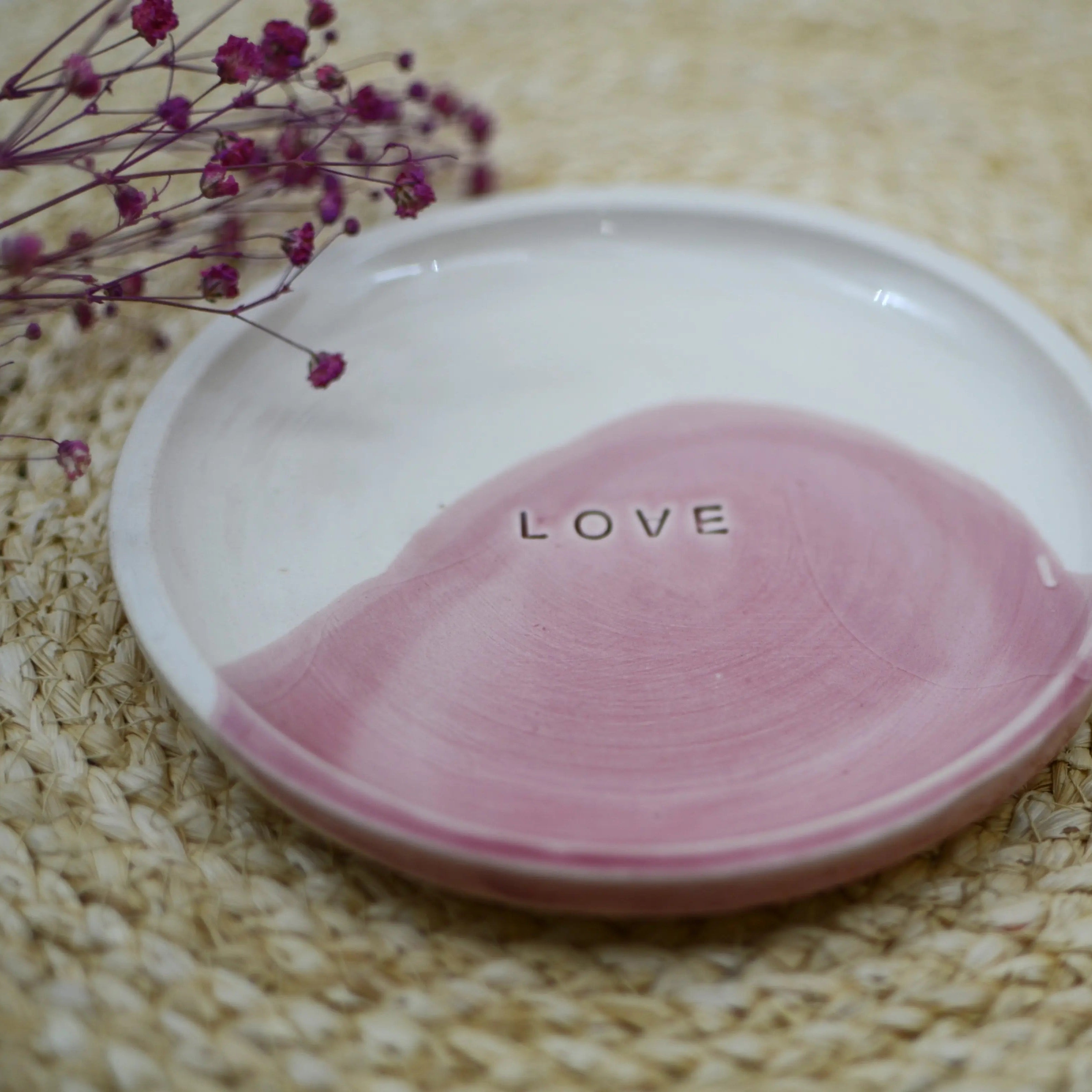 Detalle mensaje Love plato cerámica artesanal blanco y rosa hecho a mano 13cm - Maia Artesanía Cerámica
