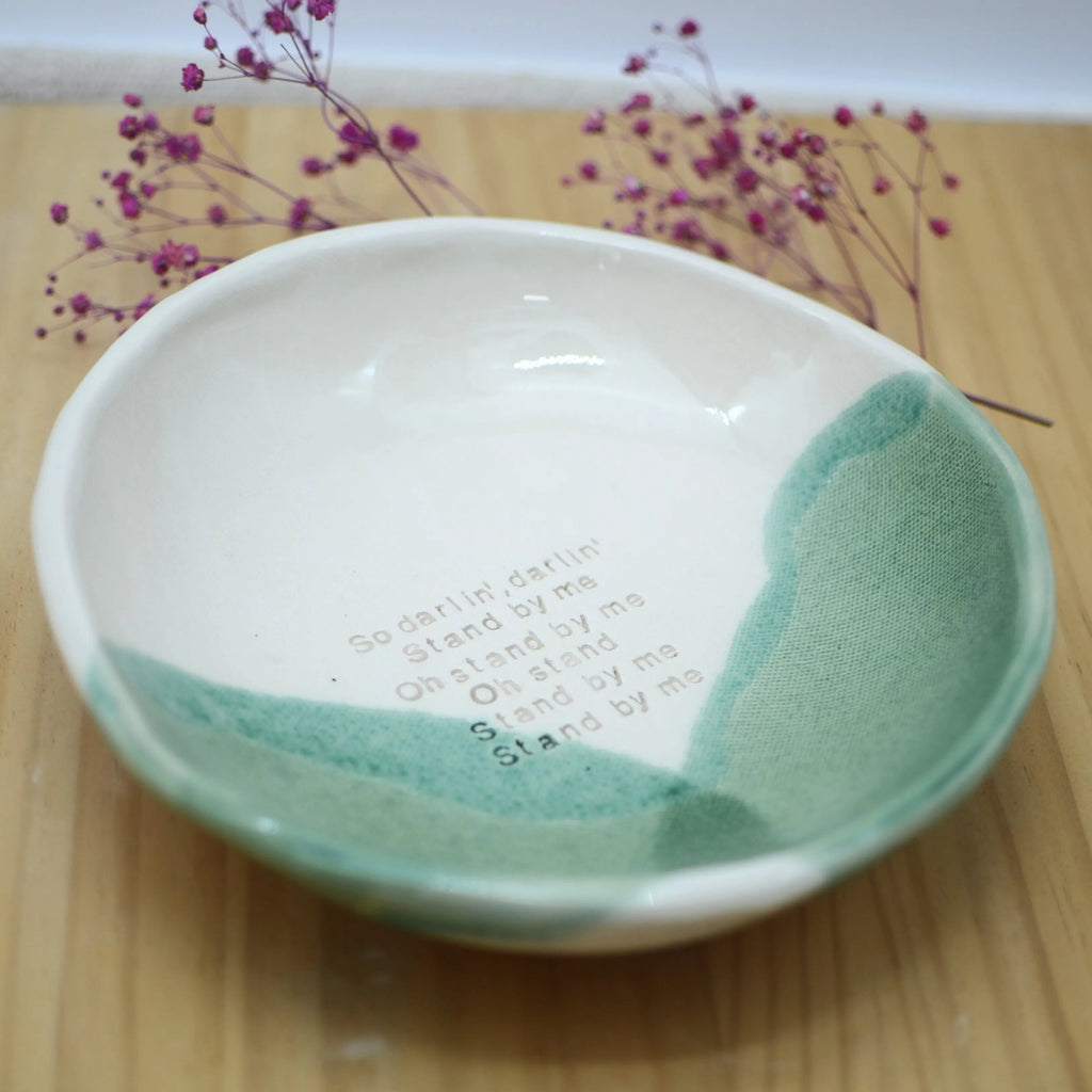 Detalle mensaje Stand By Me plato cerámica artesanal blanco y verde hecho a mano - Maia Artesanía Cerámica