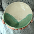 Plato cerámica artesanal Stand By Me arcilla blanca esmaltado en blanco y verde hecho a mano 21cm - Maia Artesanía Cerámica