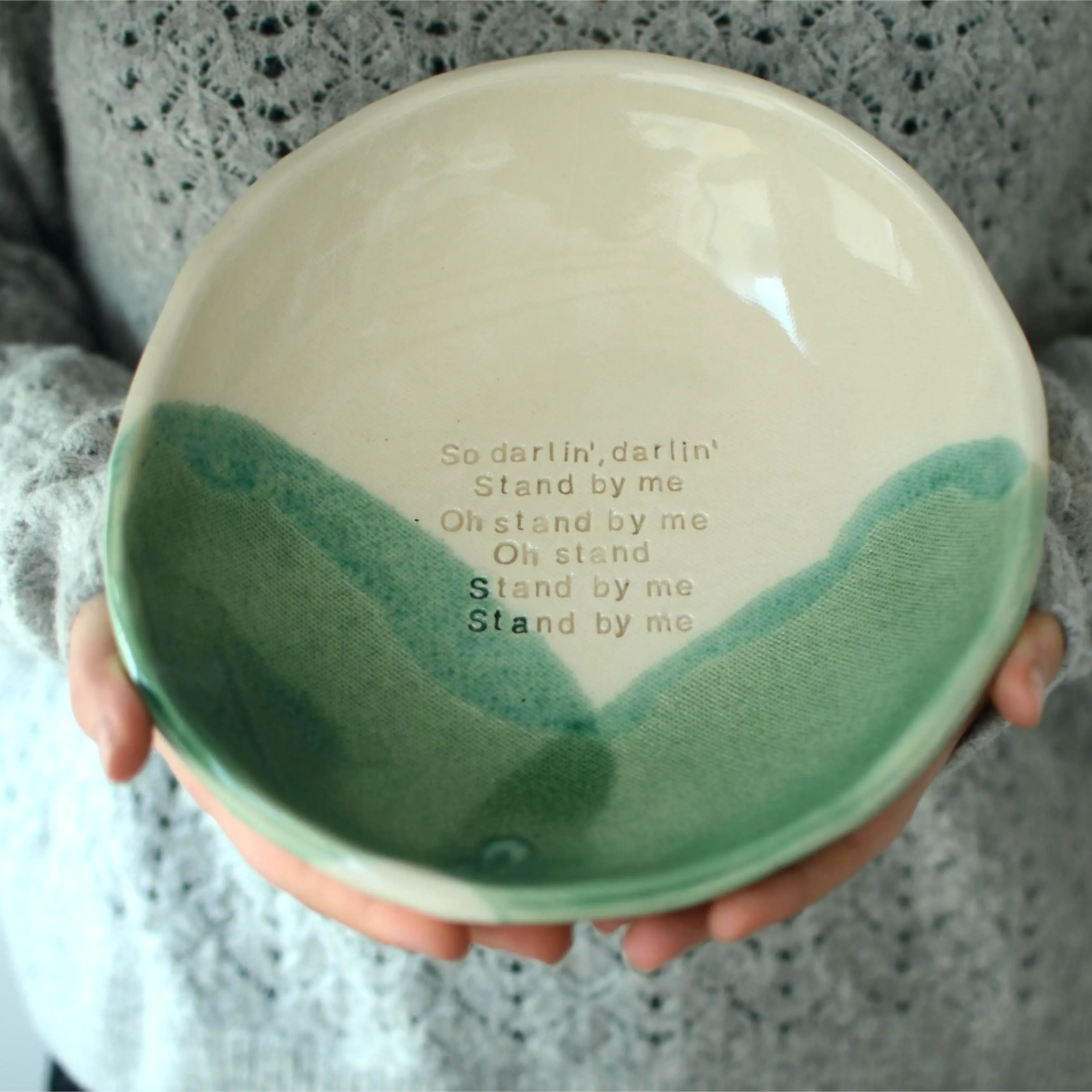 Plato cerámica artesanal Stand By Me arcilla blanca esmaltado en blanco y verde hecho a mano 21cm - Maia Artesanía Cerámica