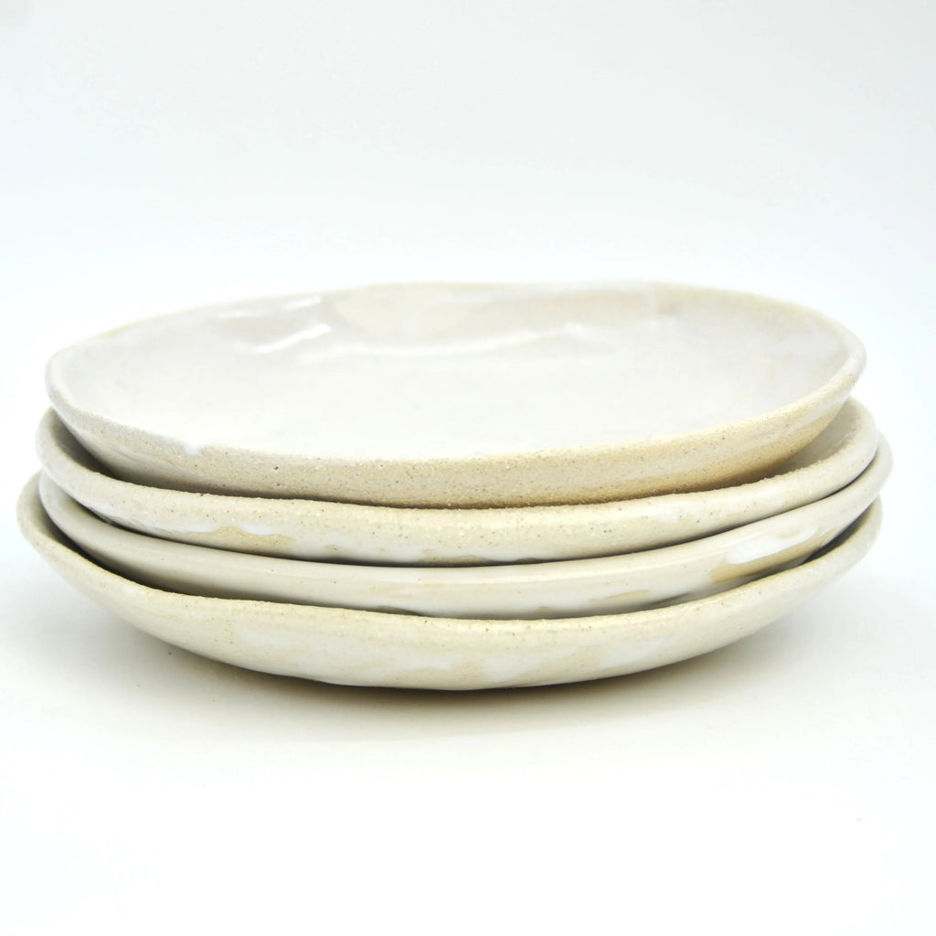 Plato cerámica artesanal blanco minimalista forma orgánica arcilla con chamota textura rústica hecho a mano 21cm - Maia Artesanía Cerámica