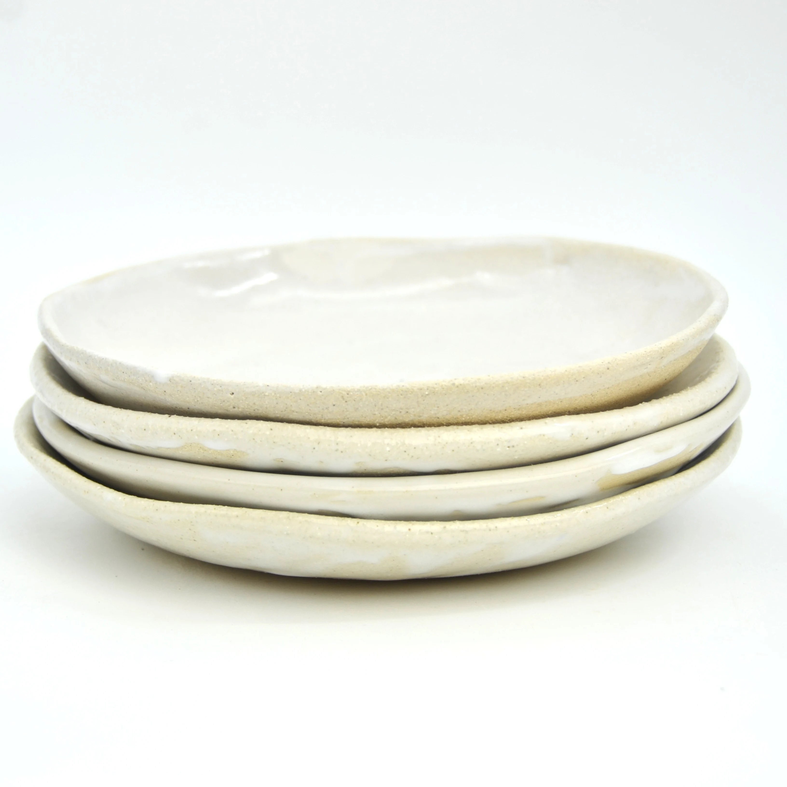 Plato cerámica artesanal blanco minimalista forma orgánica arcilla con chamota textura rústica hecho a mano 21cm - Maia Artesanía Cerámica