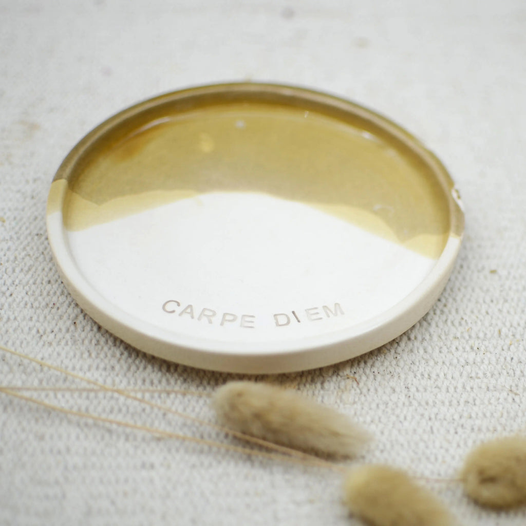 Detalle mensaje Carpe Diem plato cerámica artesanal blanco y arena hecho a mano 17cm - Maia Artesanía Cerámica