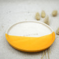 Plato cerámica artesanal Contigo arcilla blanca esmaltado en blanco y naranja hecho a mano 17cm - Maia Artesanía Cerámica