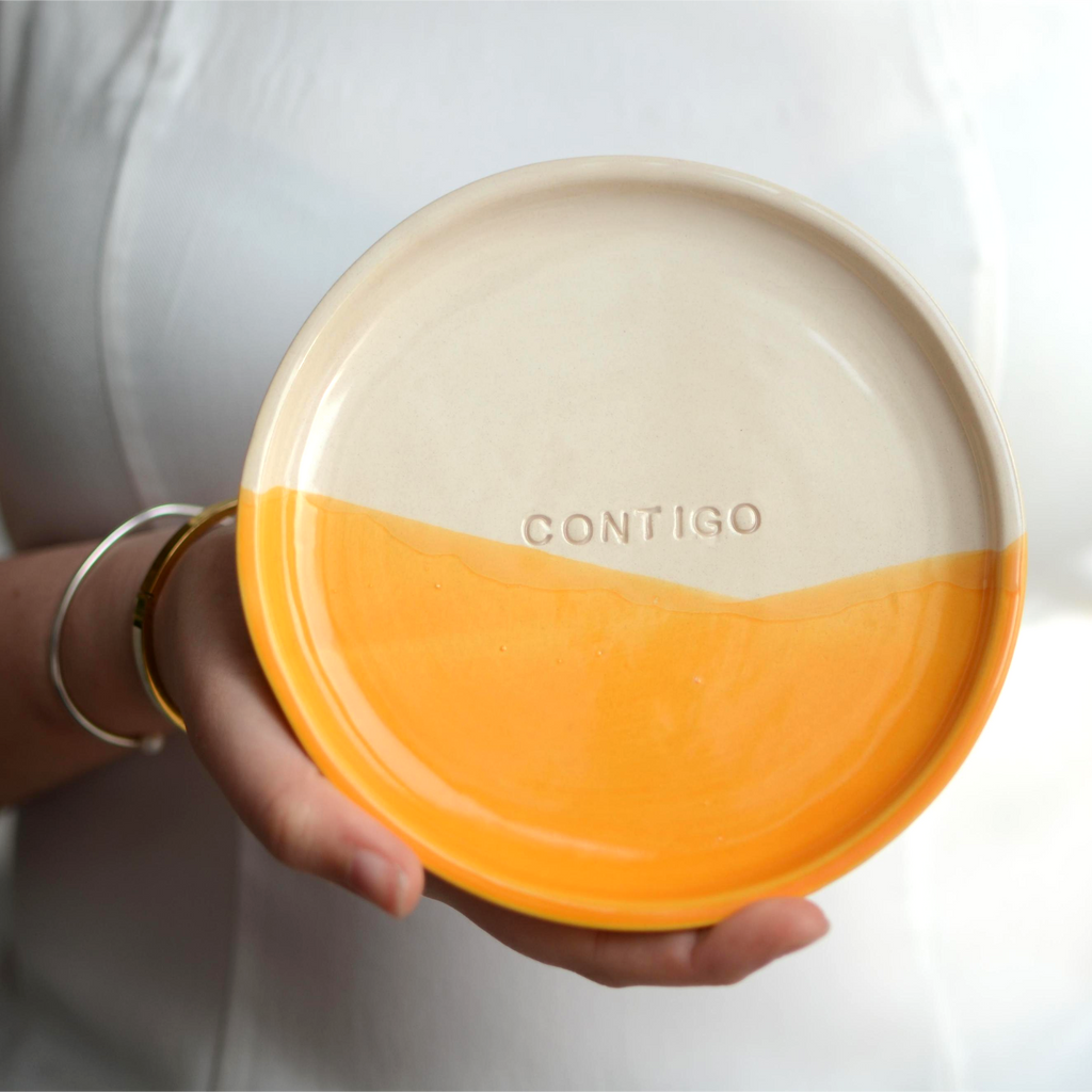 Detalle mensaje Contigo plato cerámica artesanal blanco y naranja hecho a mano 17cm - Maia Artesanía Cerámica