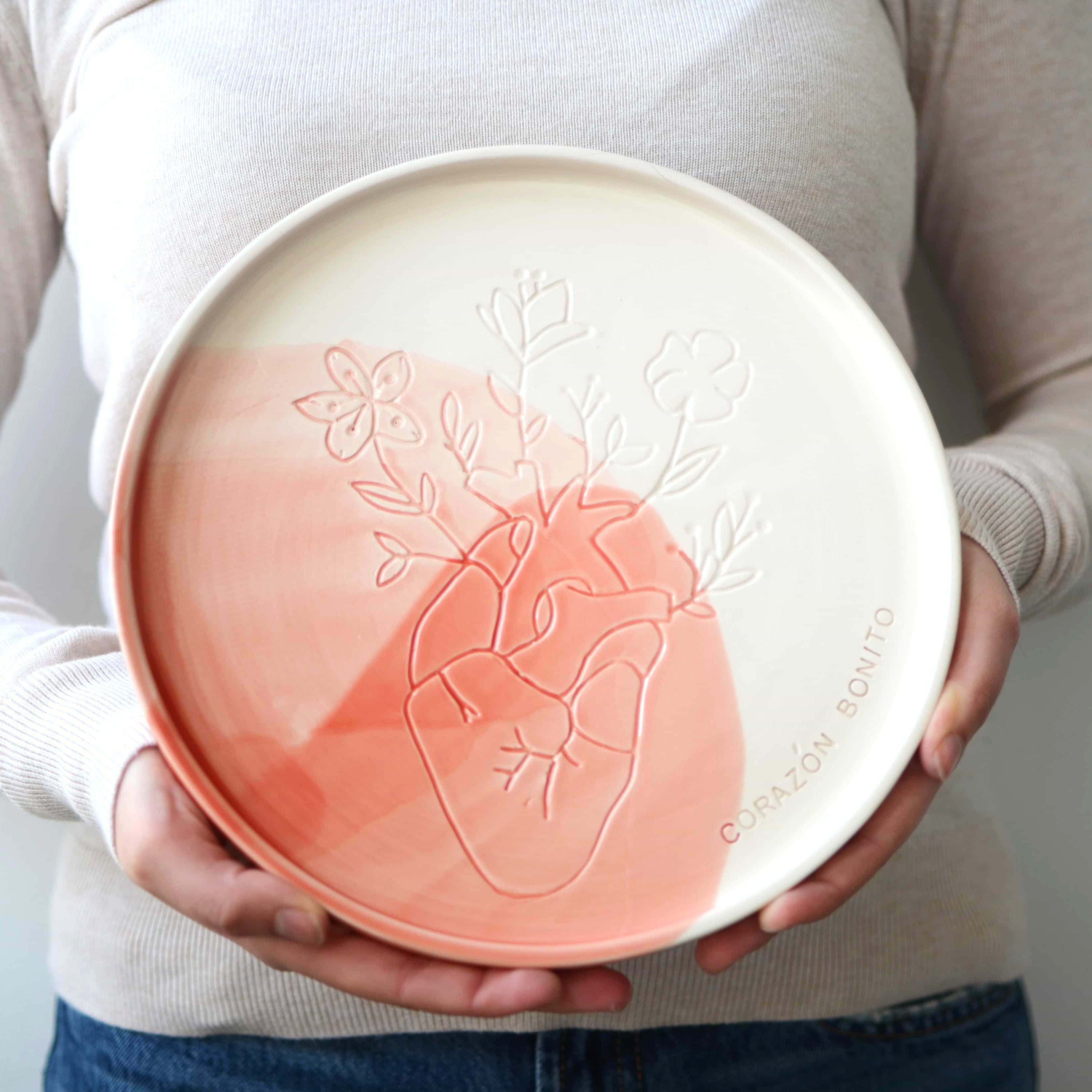 Plato cerámica artesanal Corazón bonito arcilla blanca esmaltado en blanco y rosa hecho a mano 25cm - Ma