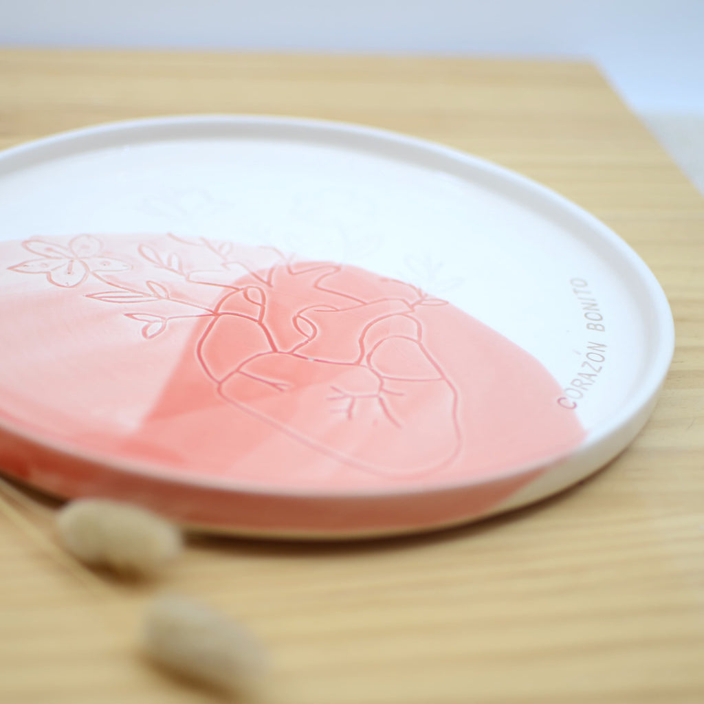 Detalle mensaje Corazón bonito plato cerámica artesanal blanco y rosa hecho a mano 25cm - Maia Artesanía Cerámica