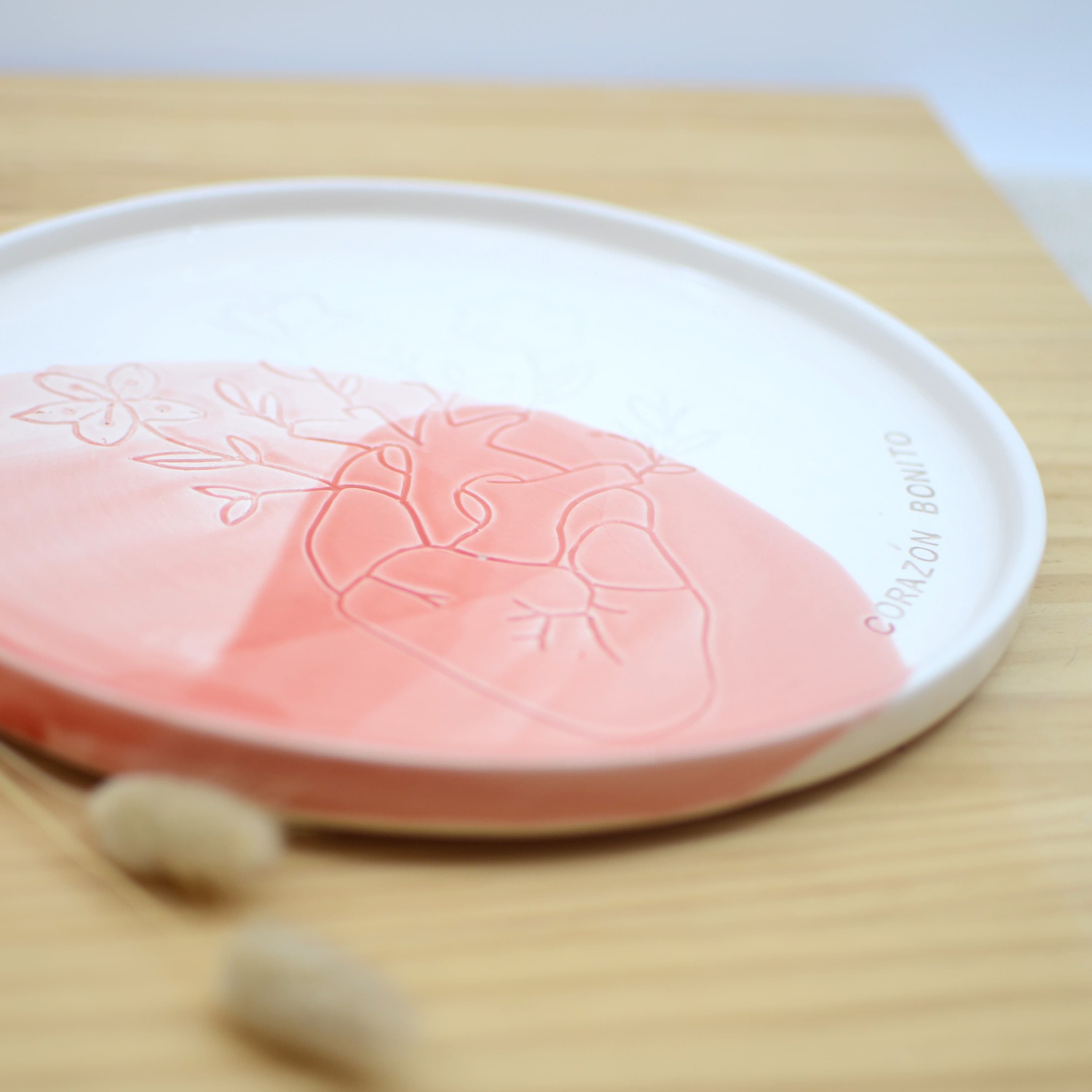 Detalle mensaje Corazón bonito plato cerámica artesanal blanco y rosa hecho a mano 25cm - Maia Artesanía Cerámica