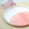 Plato cerámica artesanal Estar contigo es una delicia arcilla blanca esmaltado en blanco y rosa hecho a mano 21cm - Maia Artesanía Cerámica
