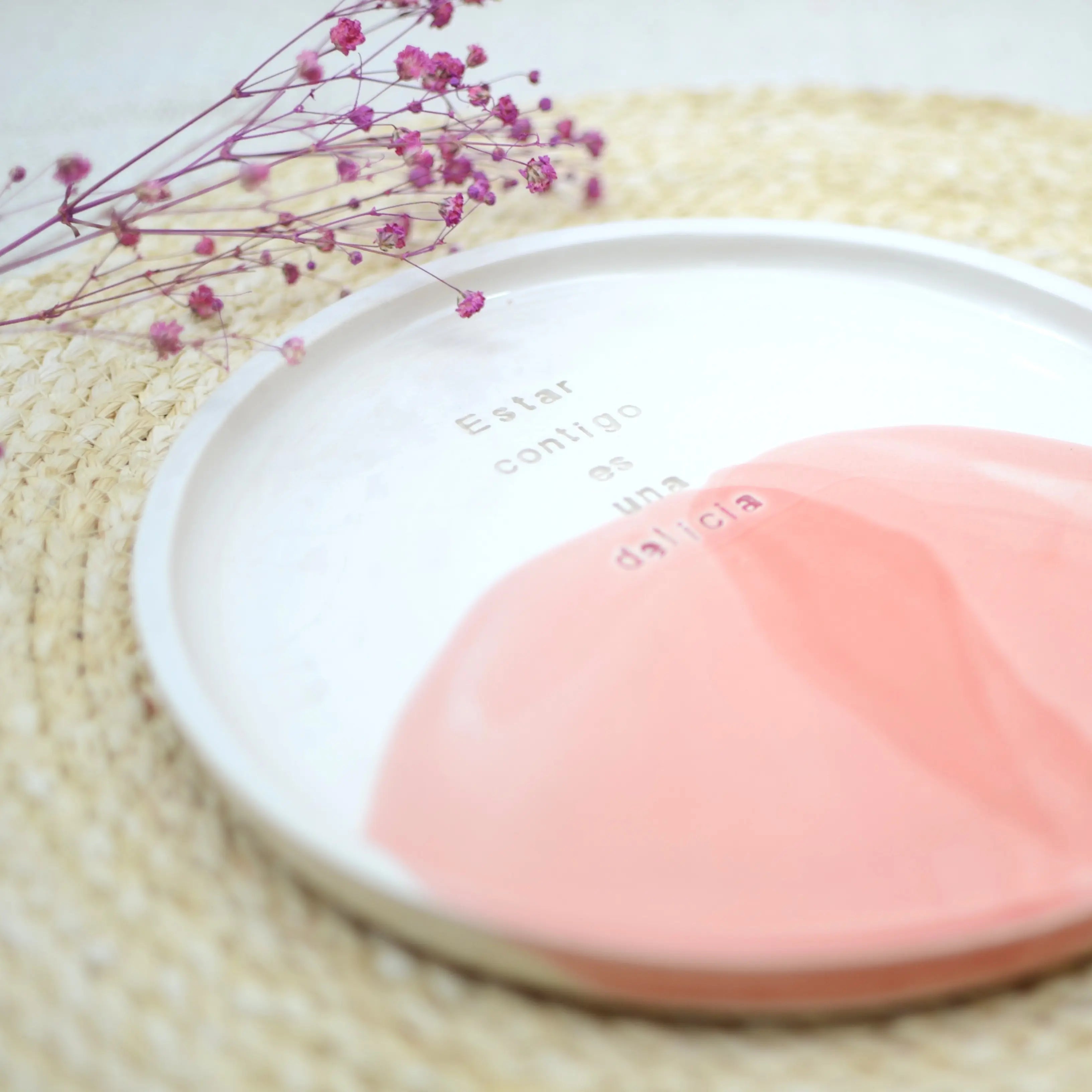 Plato cerámica artesanal Estar contigo es una delicia arcilla blanca esmaltado en blanco y rosa hecho a mano 21cm - Maia Artesanía Cerámica
