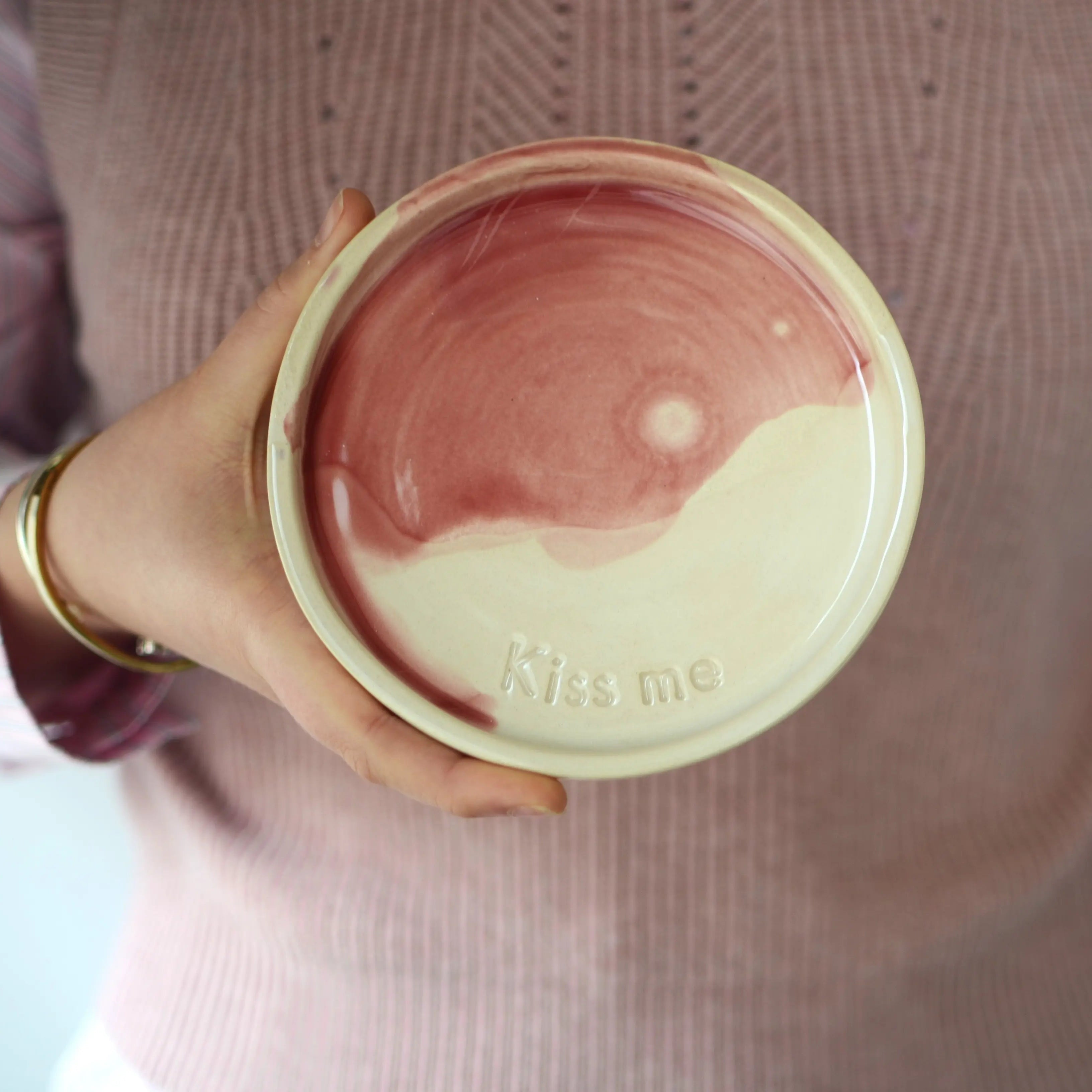 plato artesania ceramica kis me rosa regalo especial mia ceramics

