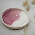 plato artesanal kiss me ceramica regalo fucsia mai ceramics
