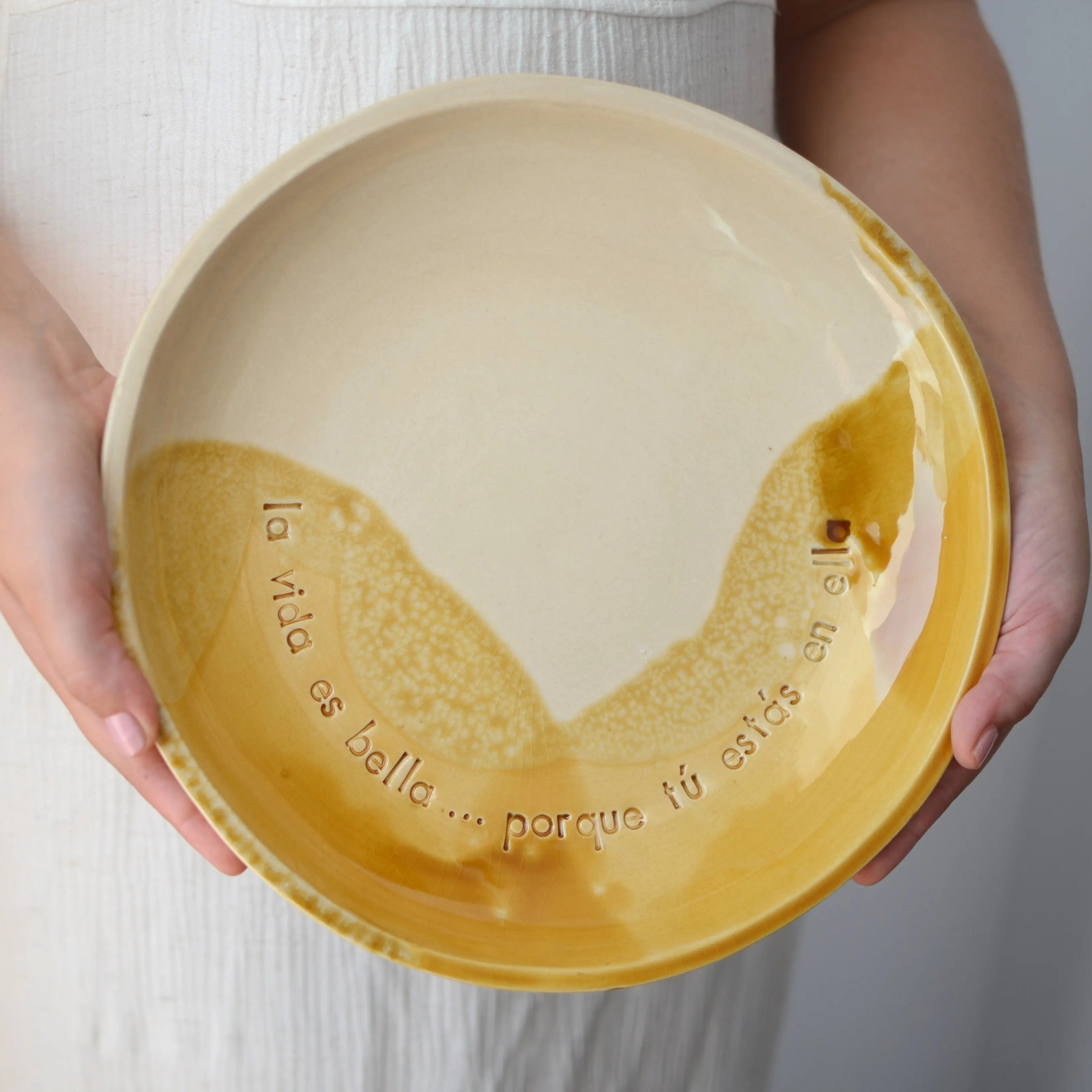 Plato cerámica artesanal La vida es bella porque tú estás en ella arcilla blanca esmaltado en blanco y miel hecho a mano 25cm - Maia Artesanía Cerámica