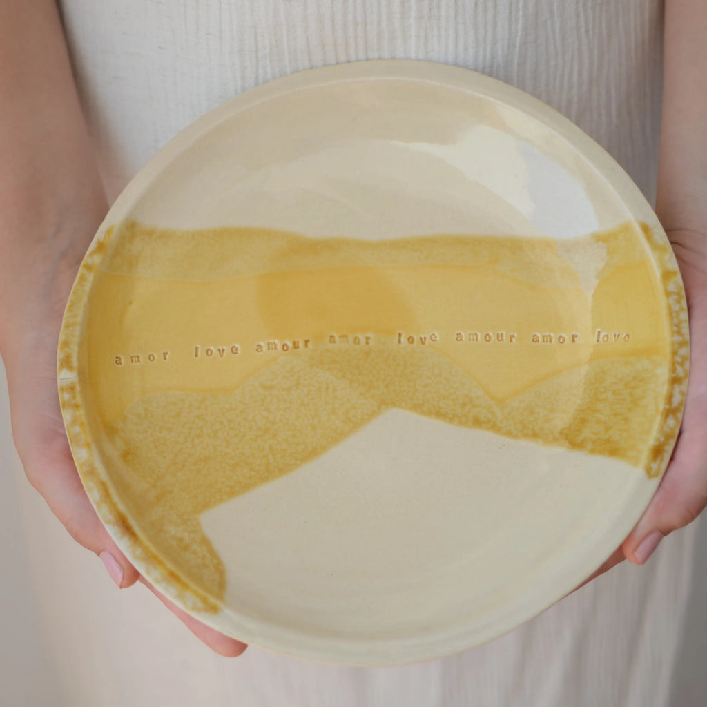 Detalle mensaje Amor Love Amour plato cerámica artesanal blanco y miel hecho a mano 21cm - Maia Artesanía Cerámica