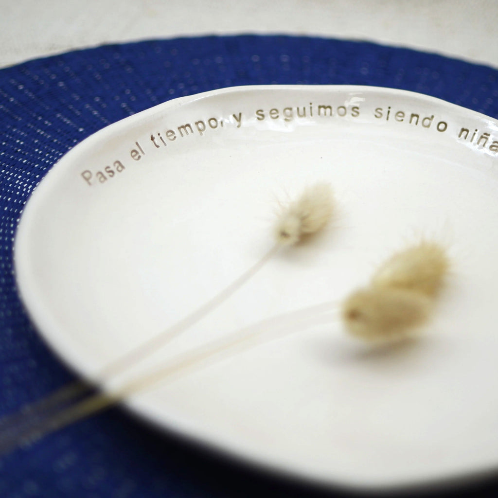 Detalle mensaje Pasa el tiempo y seguimos siendo niñas plato cerámica artesanal blanco hecho a mano 21cm - Maia Artesanía Cerámica