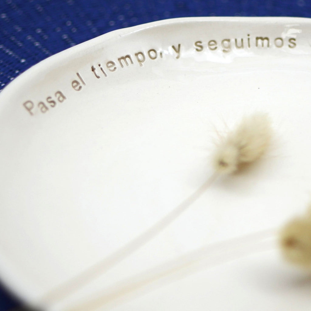 Plato cerámica artesanal Pasa el tiempo y seguimos siendo niñas arcilla blanca esmaltado en blanco hecho a mano 21cm - Maia Artesanía Cerámica