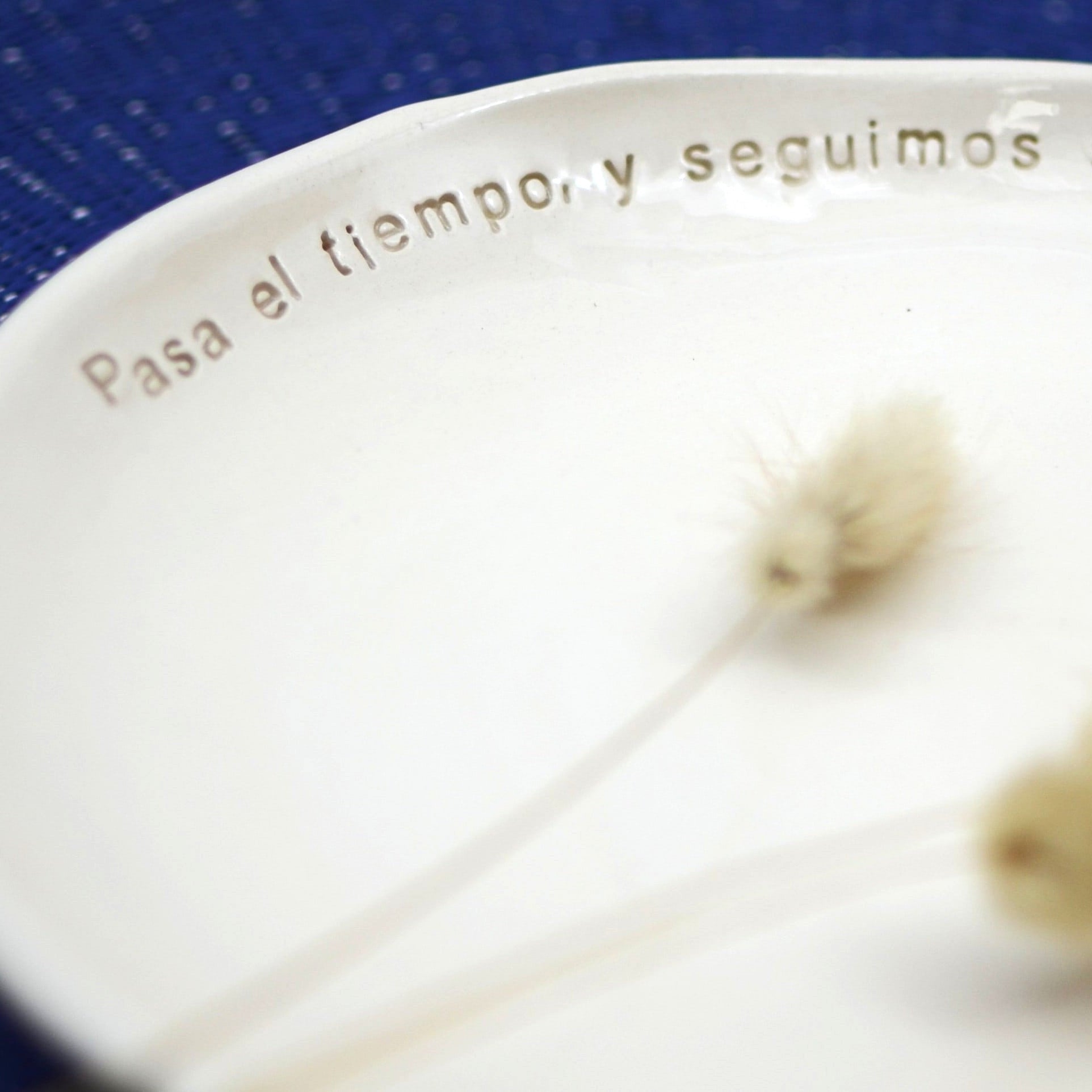 Plato cerámica artesanal Pasa el tiempo y seguimos siendo niñas arcilla blanca esmaltado en blanco hecho a mano 21cm - Maia Artesanía Cerámica