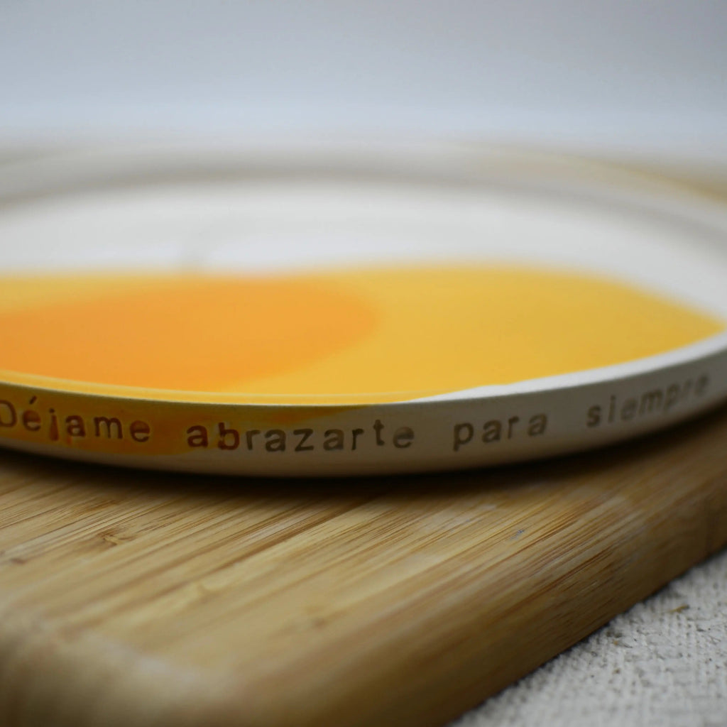 Detalle mensaje Déjame abrazarte para siempre plato cerámica artesanal blanco y naranja hecho a mano 25cm - Maia Artesanía Cerámica