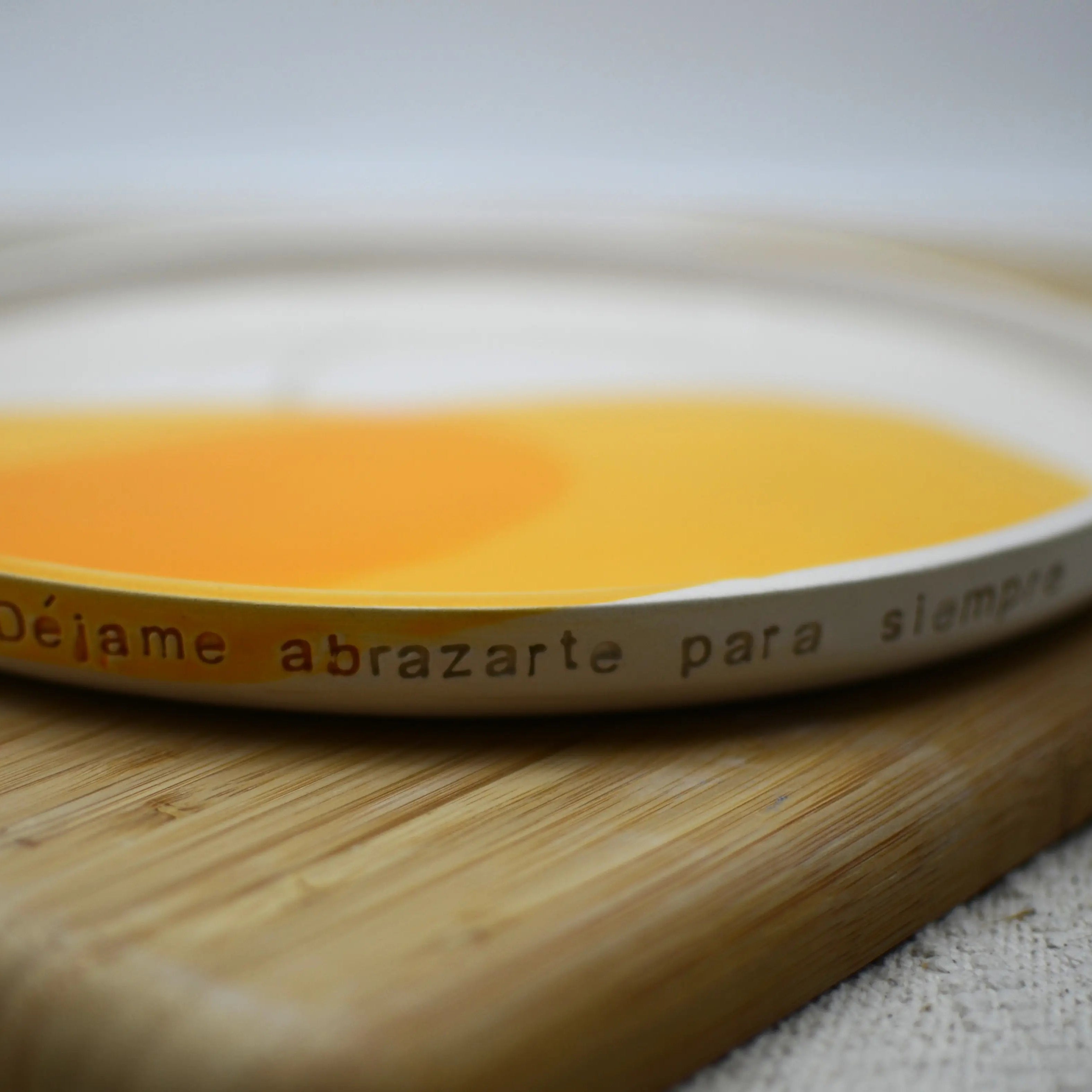 Detalle mensaje Déjame abrazarte para siempre plato cerámica artesanal blanco y naranja hecho a mano 25cm - Maia Artesanía Cerámica
