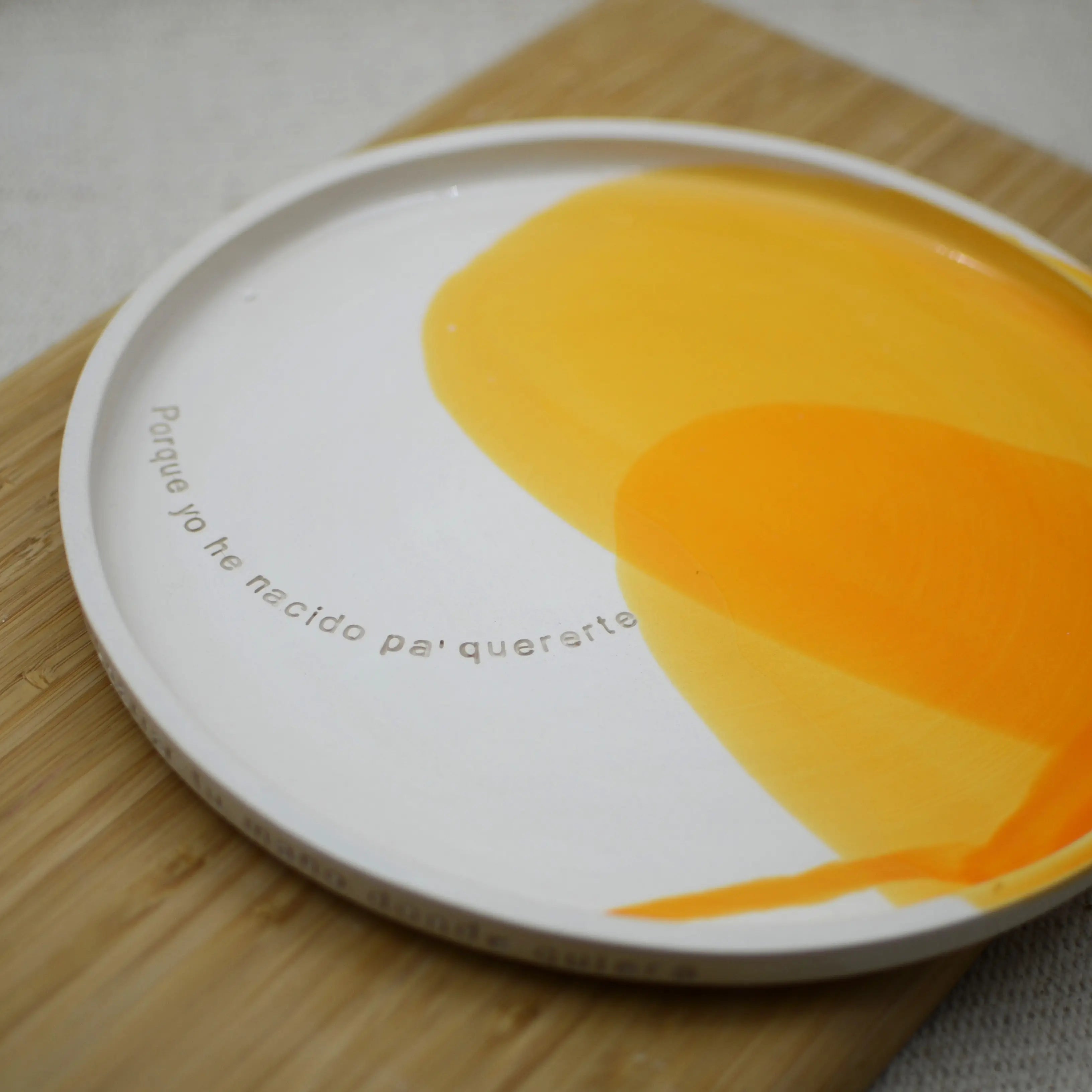 Plato cerámica artesanal Déjame abrazarte para siempre arcilla blanca esmaltado en blanco y naranja hecho a mano 25cm - Maia Artesanía Cerámica