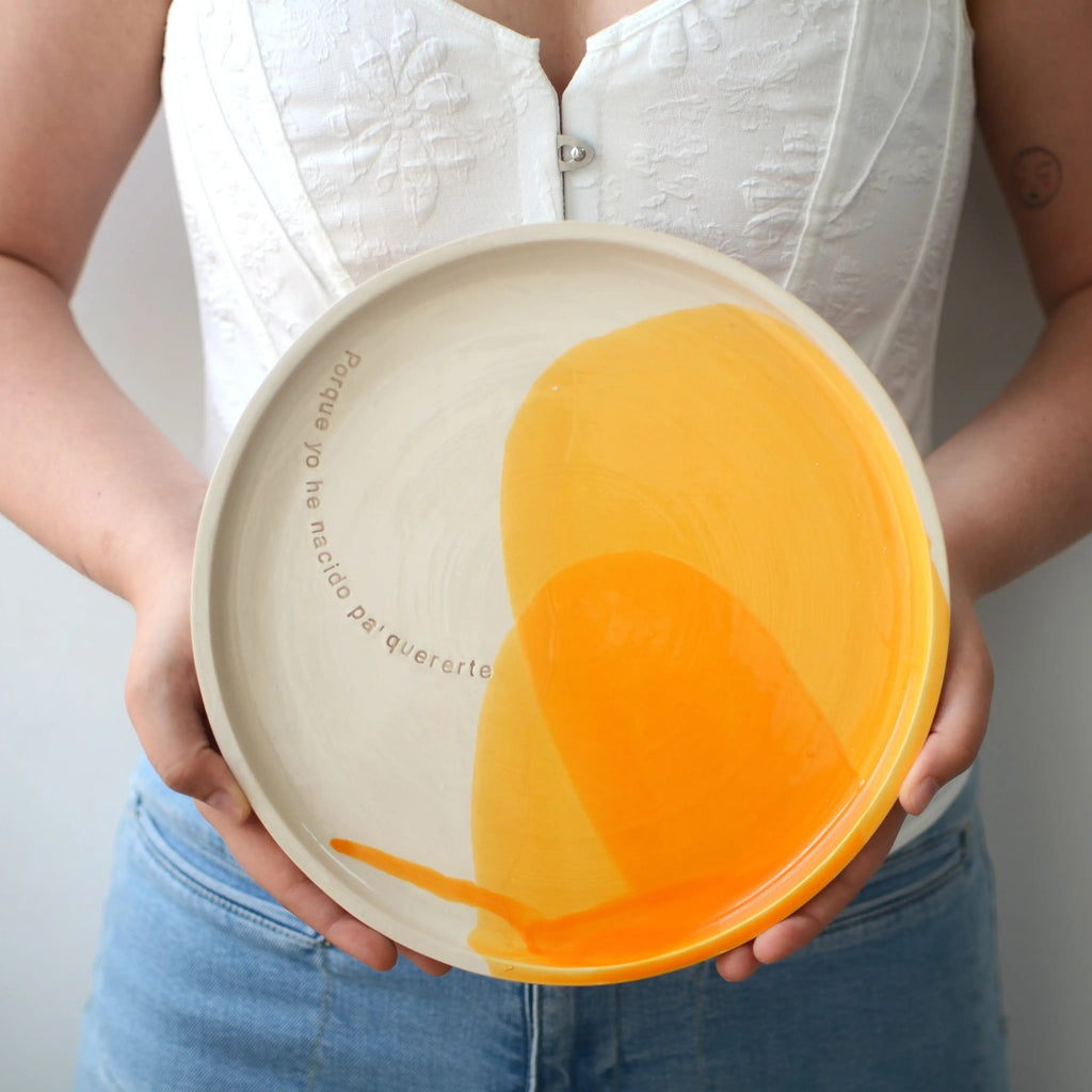Plato cerámica artesanal Déjame abrazarte para siempre vista cenital blanco y naranja hecho a mano 25cm - Maia Artesanía Cerámica