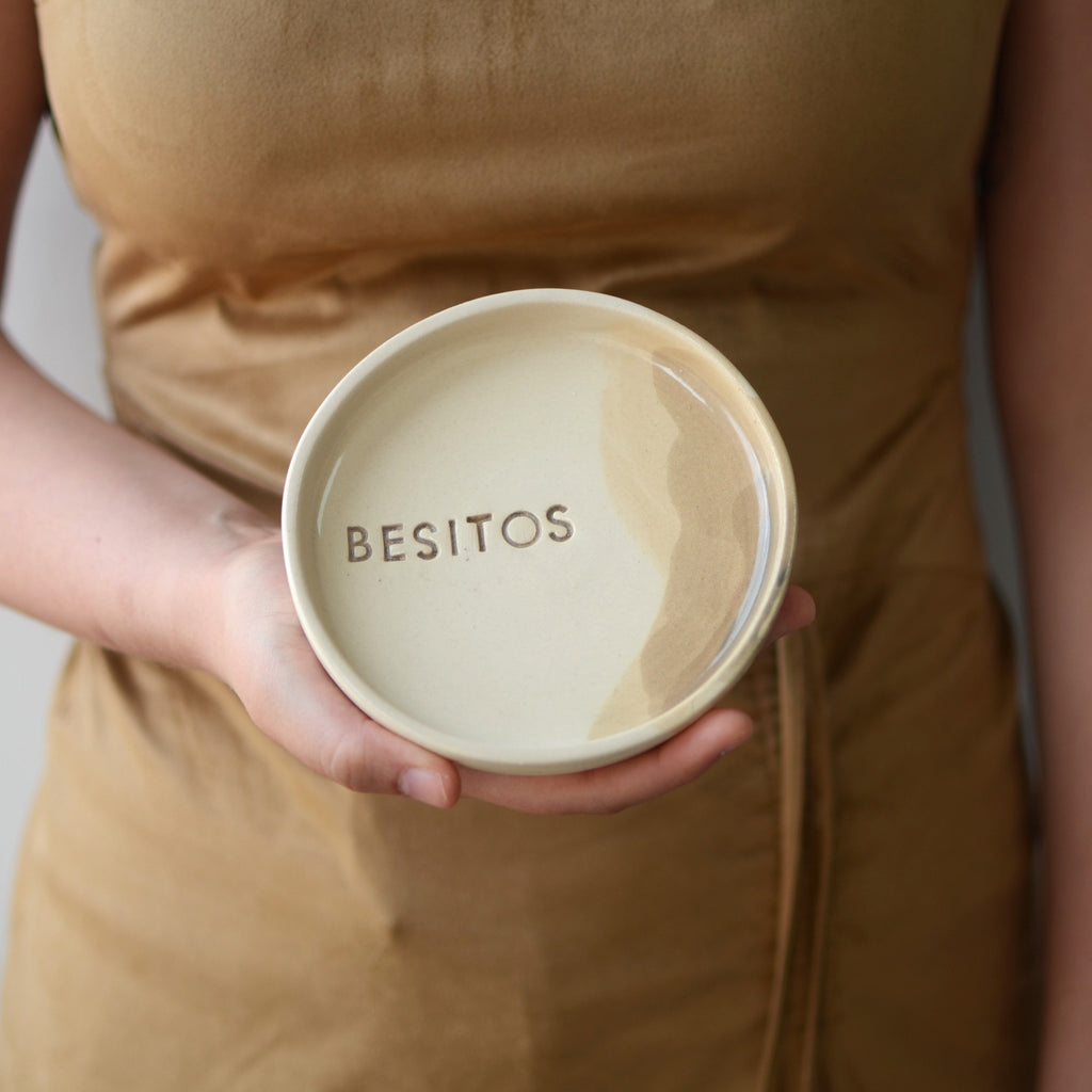 plato regalo artesanal besitos ceramica 