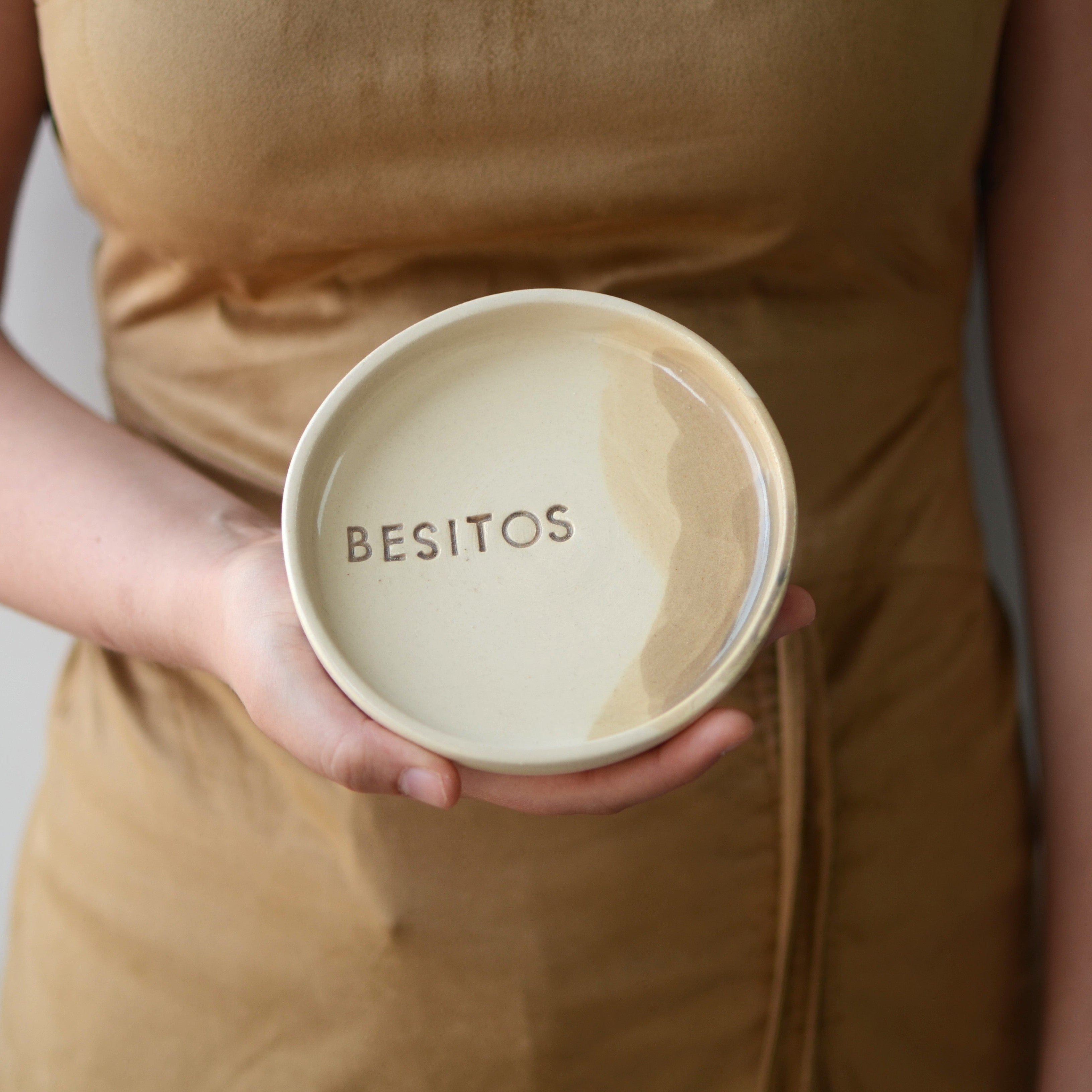 plato regalo artesanal besitos ceramica 