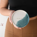 Detalle message Sisters plato cerámica artesanal blanco y turquesa hecho a mano 13cm - Maia Artesanía Cerámica