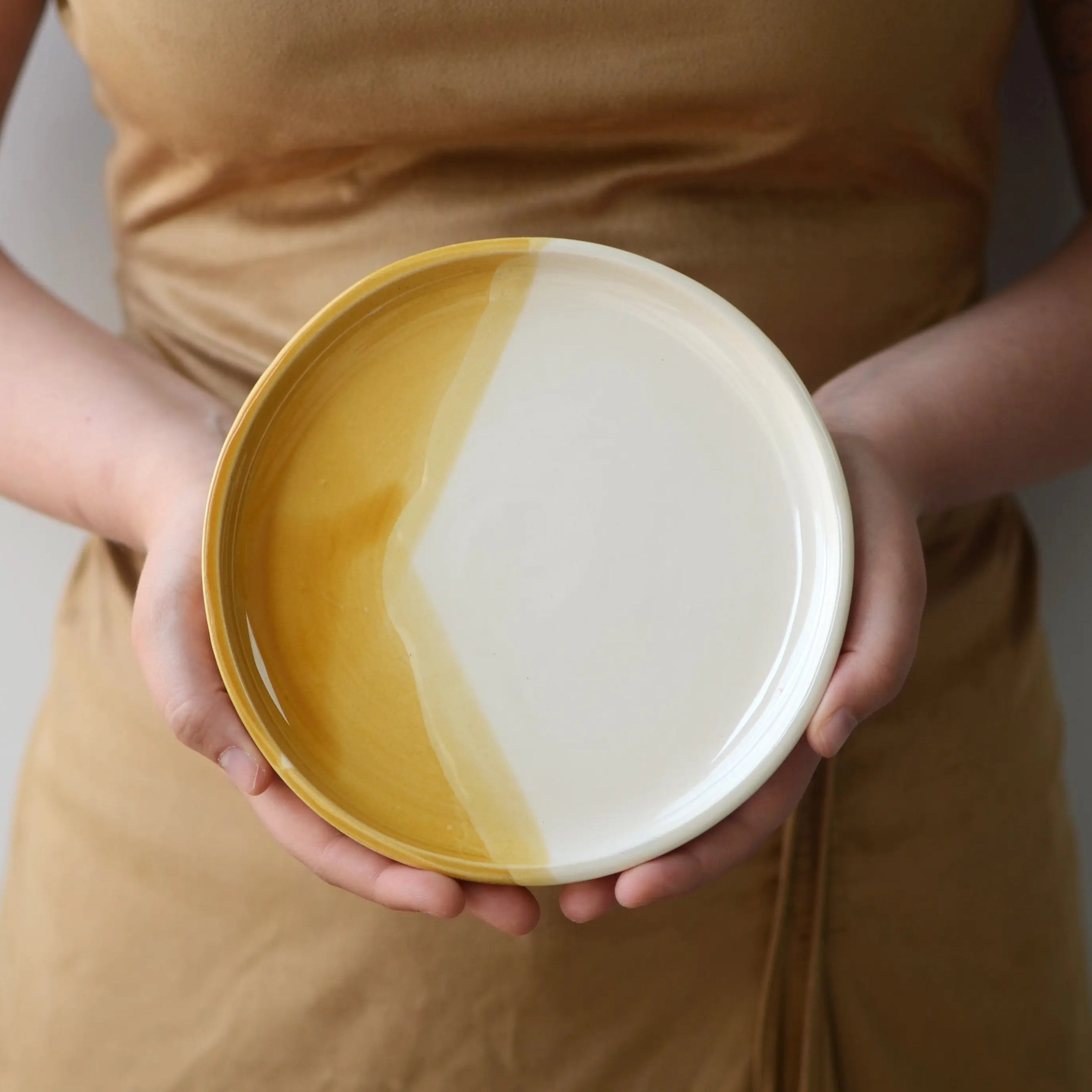 plato miel y blanco artesania ceramica regalo unico maia ceramics españa
