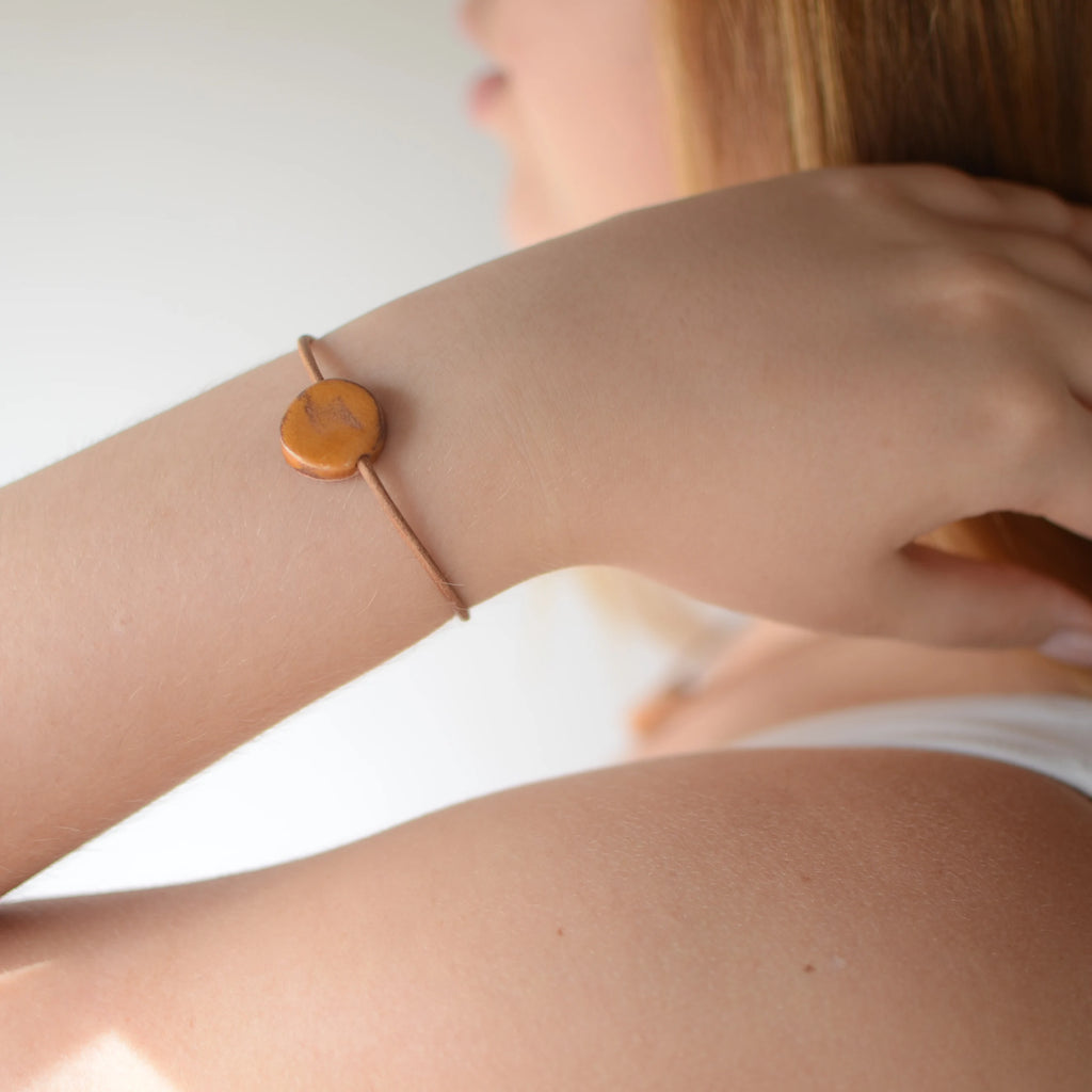 pulsera-ceramica-cuero-artesania-regalo_luna-mostaza