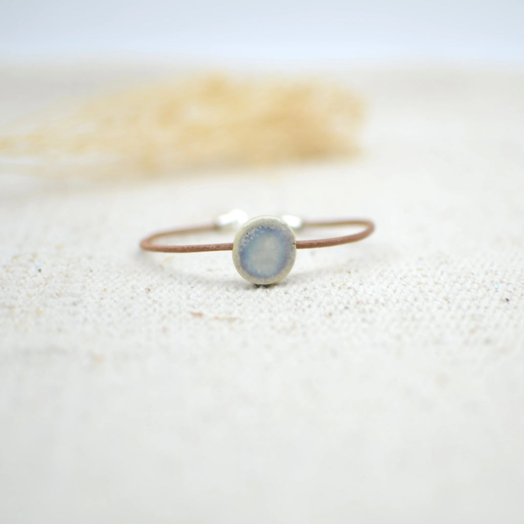 pulsera-ceramica-plata-cuero-artesania-regalo-luna-gris-perla