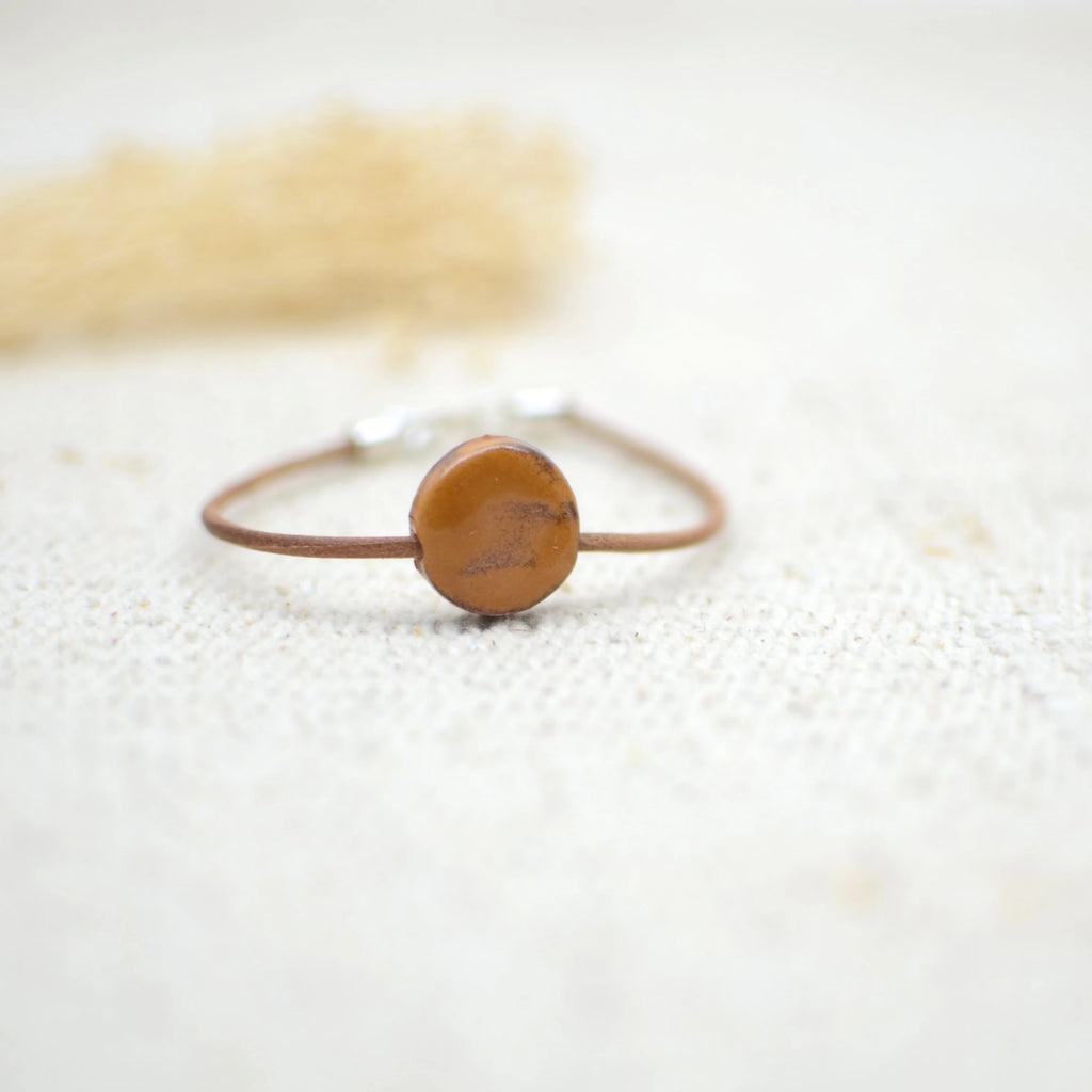 pulsera-ceramica-plata-cuero-artesania-regalo-luna-mostaza