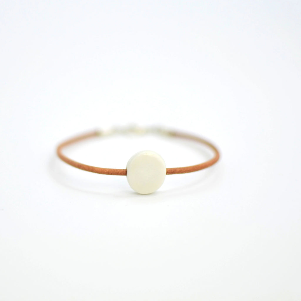 pulsera-plata-ceramica-artesanal-regalo-blaco-cuero-plata2_cf7aca0a-3d6f-43a0-99c4-67cdedae0d40