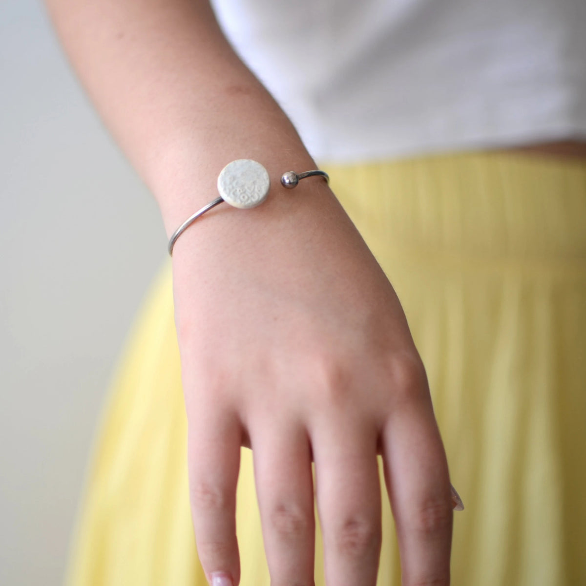 pulsera-plata-ceramica-artesanal-regalo-blanco-flores