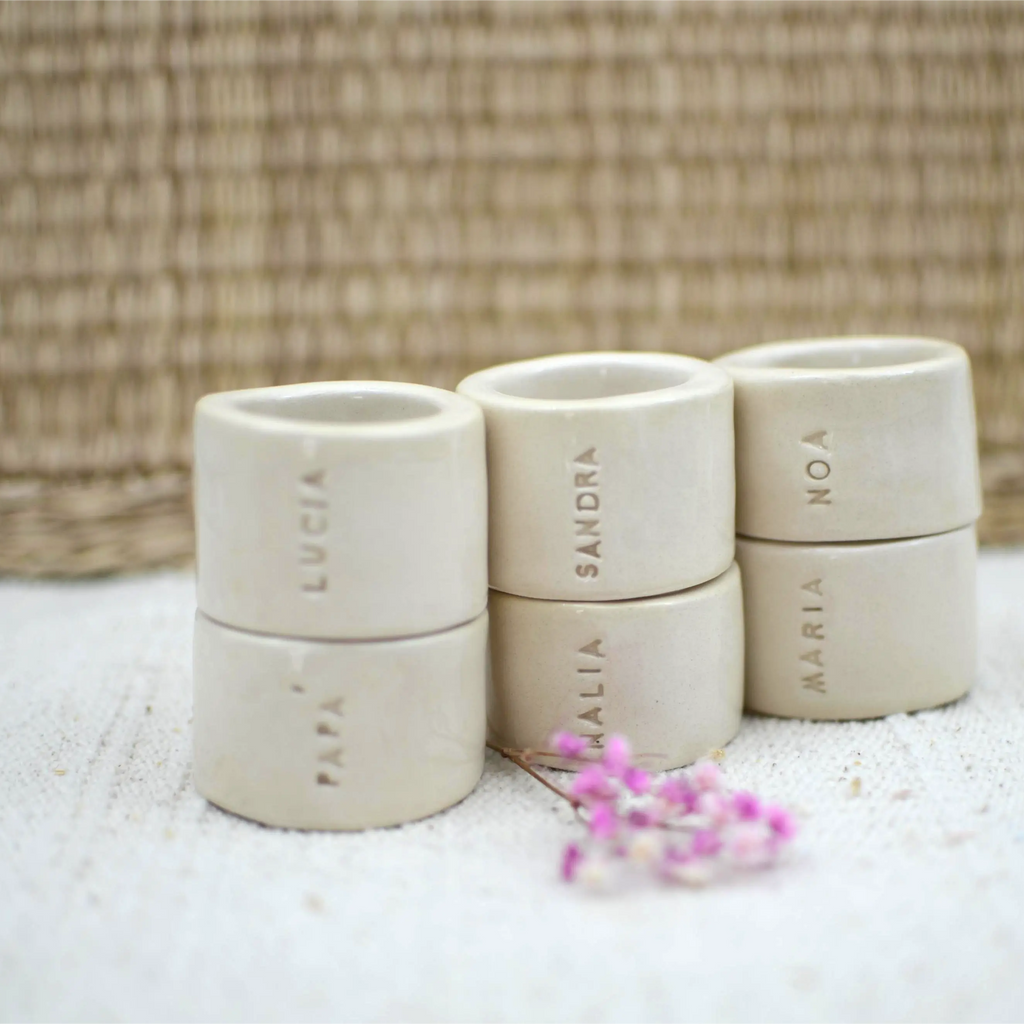 Porta servilletas de cerámica artesanal hecho a mano en arcilla blanca, personalizable con nombre para bodas y celebraciones