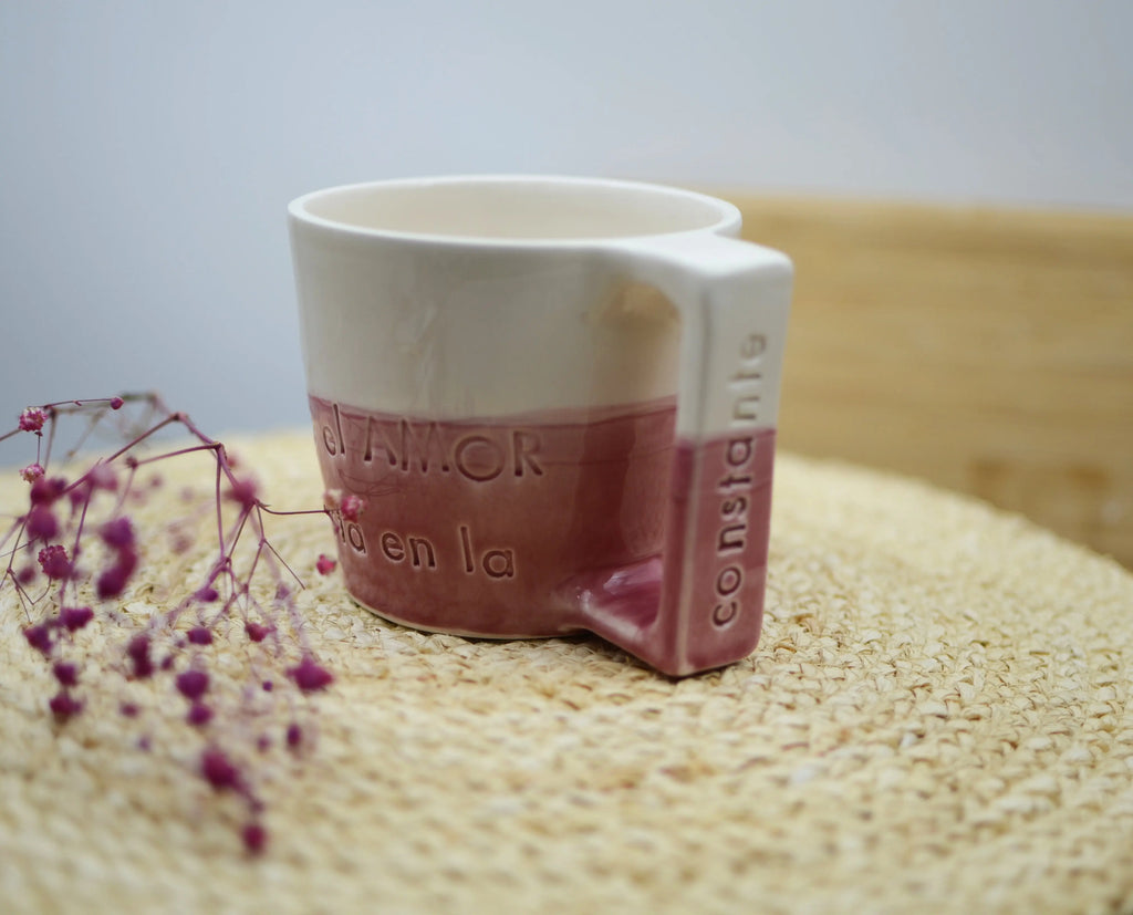 Taza Amor personalizada de cerámica artesanal sobre mesa, mami bonita, rosa, perfecta como regalo único y especial. rosa