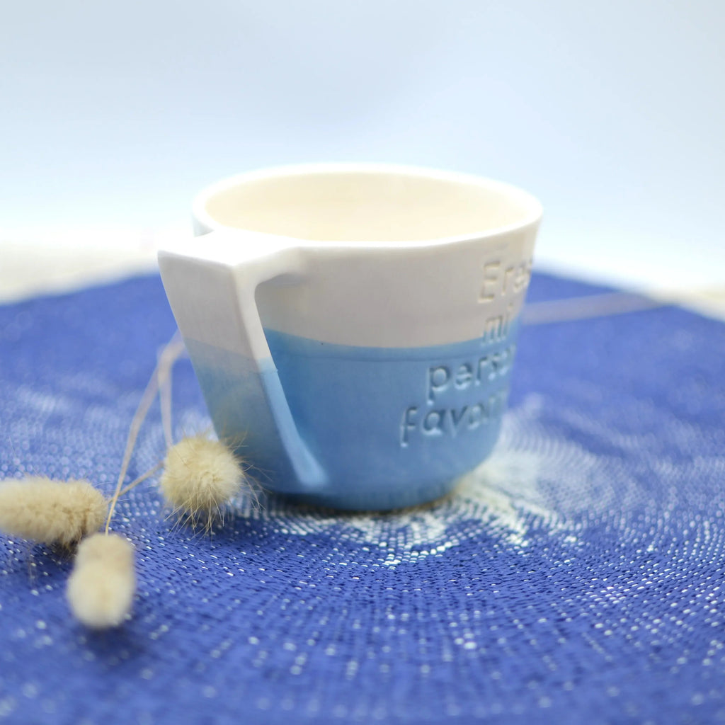Taza cerámica artesanal Eres mi Persona Favorita esmaltada en blanco y celeste hecha a mano 250ml - Maia Artesanía Cerámica