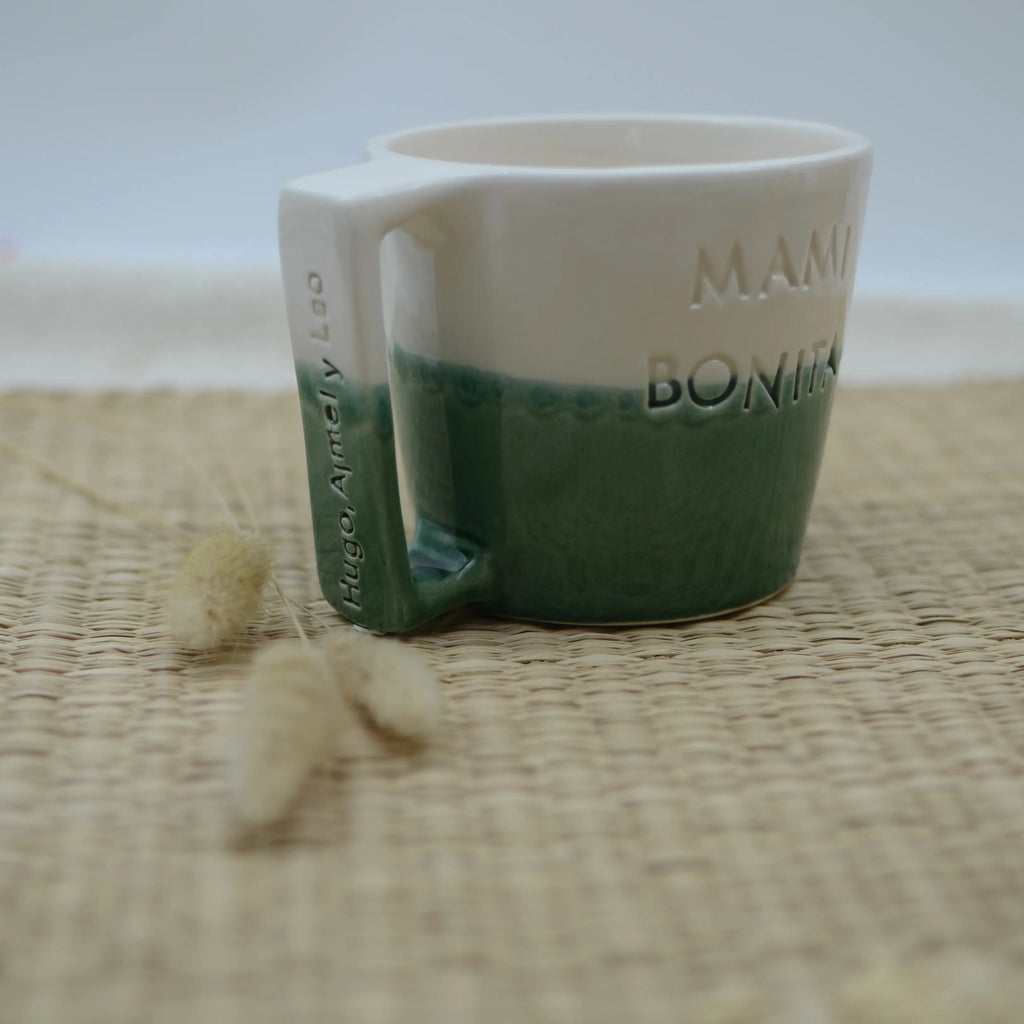 Taza Amor personalizada de cerámica artesanal sobre mesa, mami bonita, verde, perfecta como regalo único y especial. verde