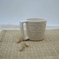 Detalle del texto personalizado en taza de cerámica artesanal Maia — letras pintadas a mano en relieve. blanco