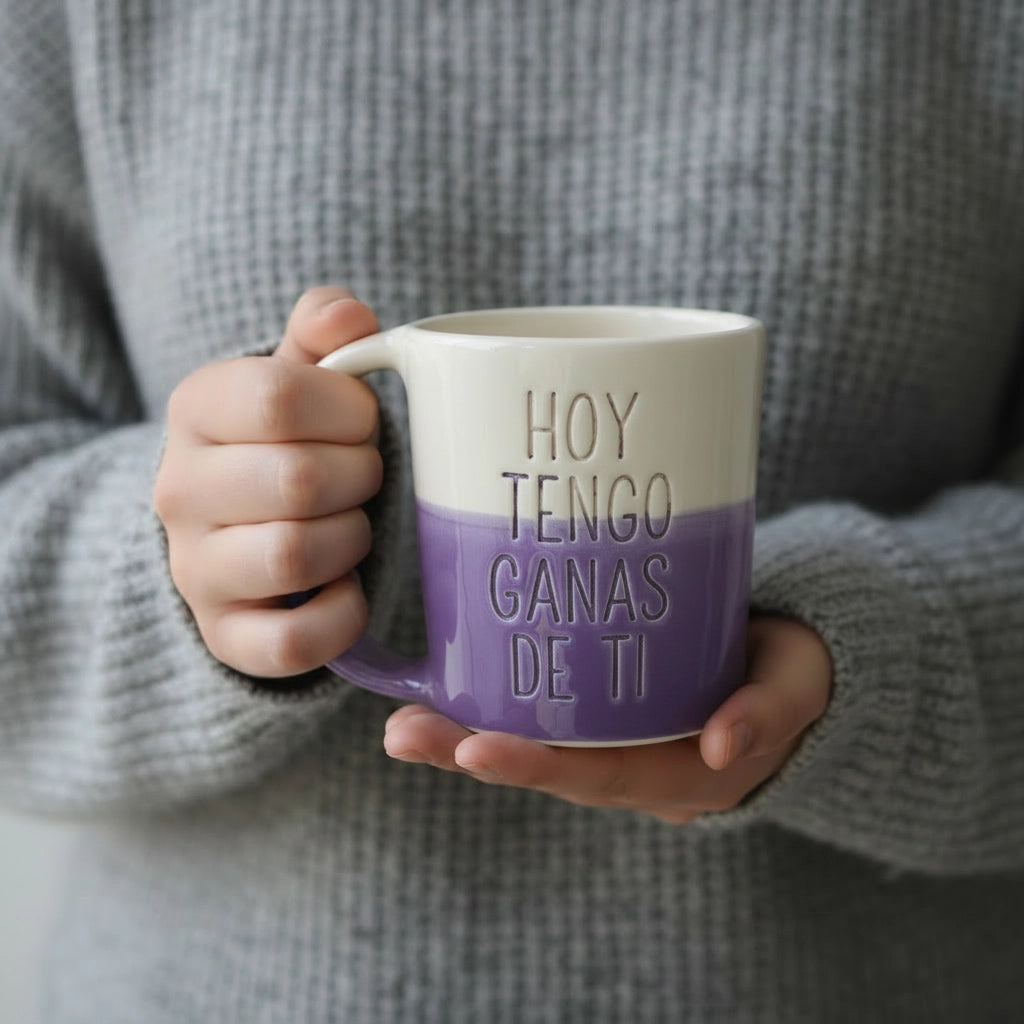 Detalle del texto personalizado en taza de cerámica artesanal Maia — letras pintadas a mano en relieve. morado