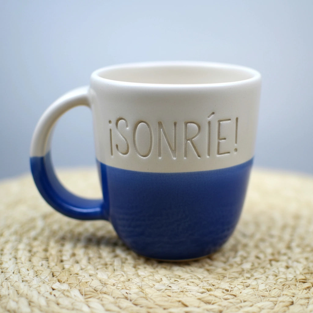 Taza Sonríe personalizada con texto a mano, cerámica artesanal 250-300 ml — regalo único y original de Maia Cerámica. azul. sonrie