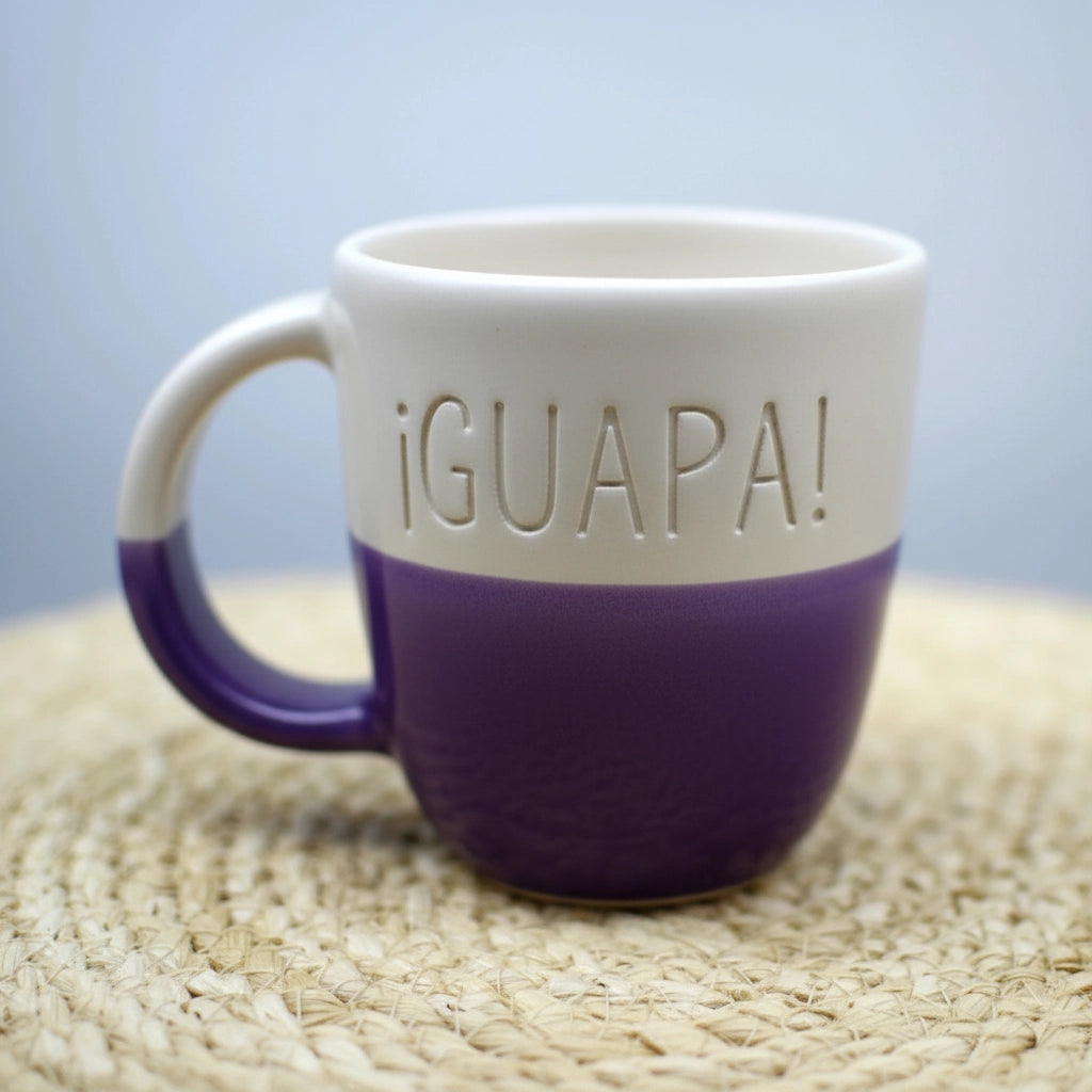 Taza Sonríe personalizada con texto a mano, cerámica artesanal 250-300 ml — regalo único y original de Maia Cerámica. guapa. morado
