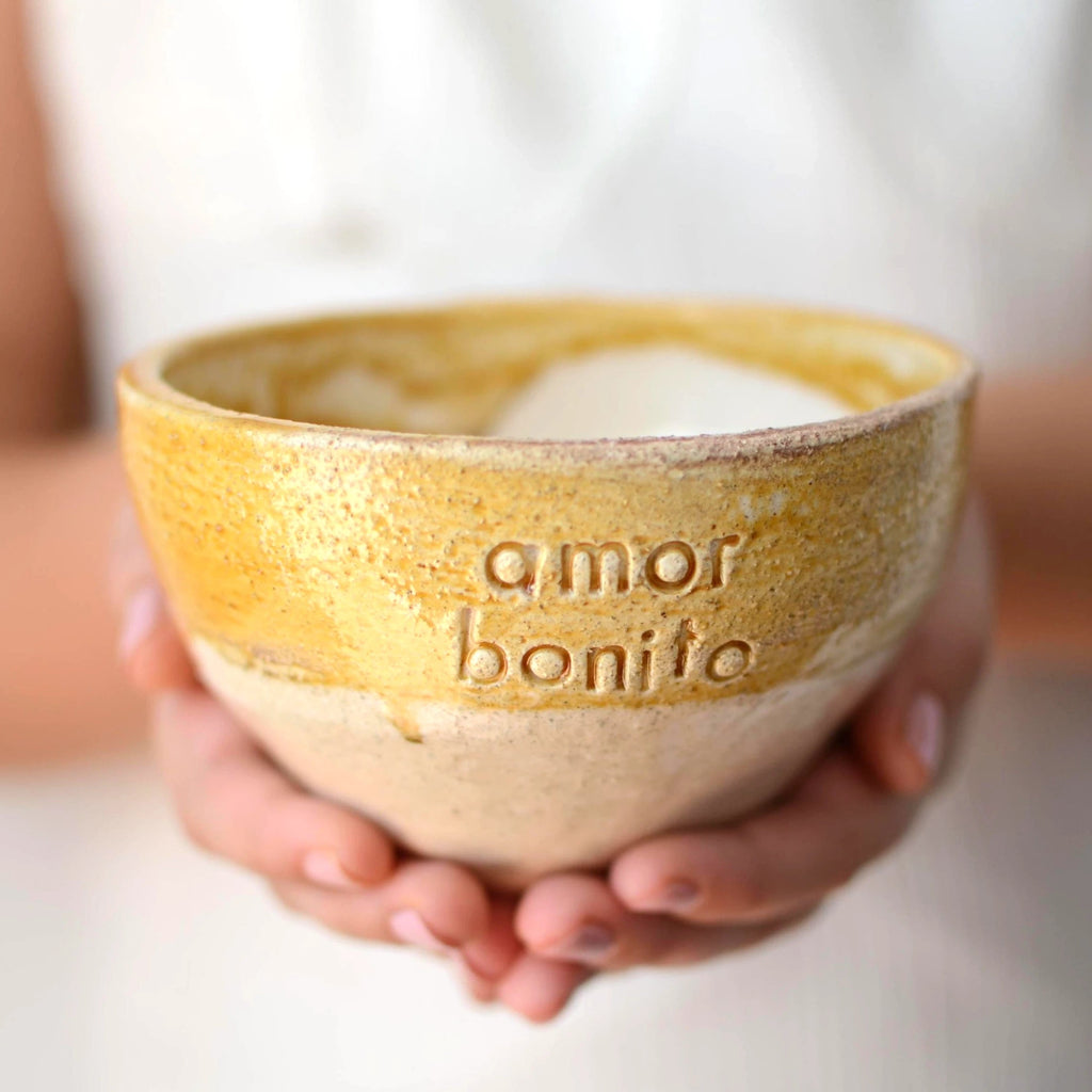 Detalle mensaje Amor Bonito en tazón cerámica artesanal miel y beige arcilla con chamota - Maia Artesanía Cerámica