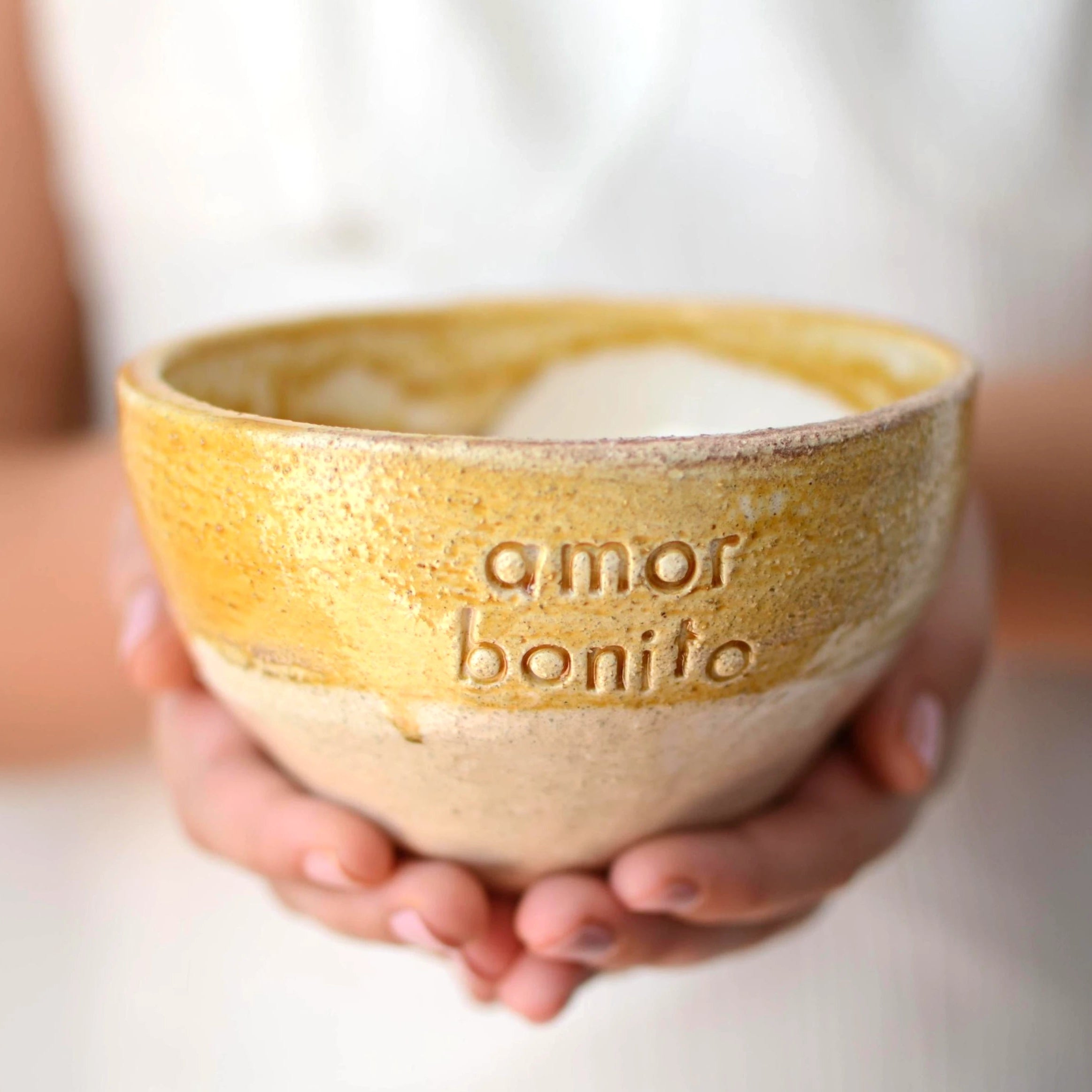 Detalle mensaje Amor Bonito en tazón cerámica artesanal miel y beige arcilla con chamota - Maia Artesanía Cerámica