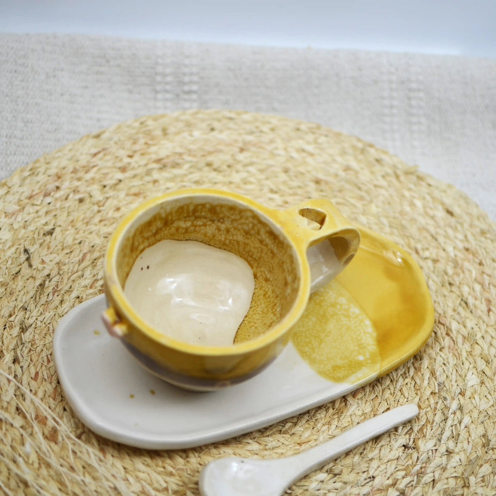 Detalle corazones en taza cerámica artesanal miel y blanco hecha a mano - Maia Artesanía Cerámica