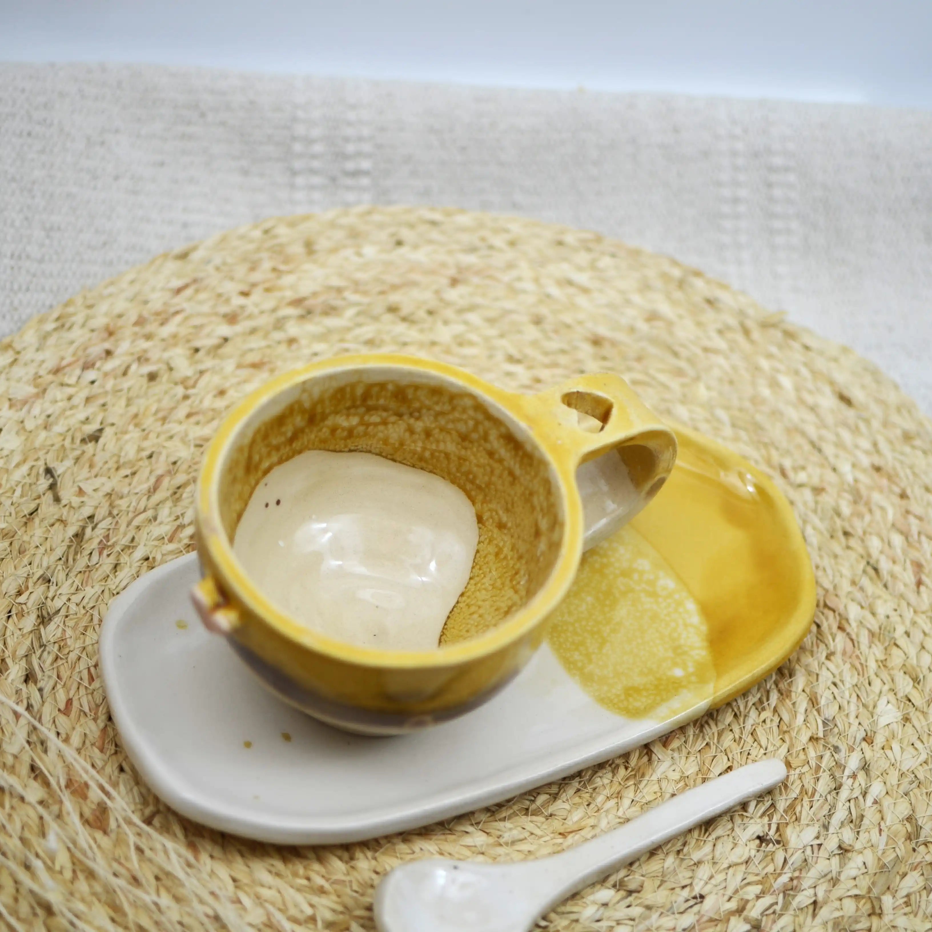 Detalle corazones en taza cerámica artesanal miel y blanco hecha a mano - Maia Artesanía Cerámica