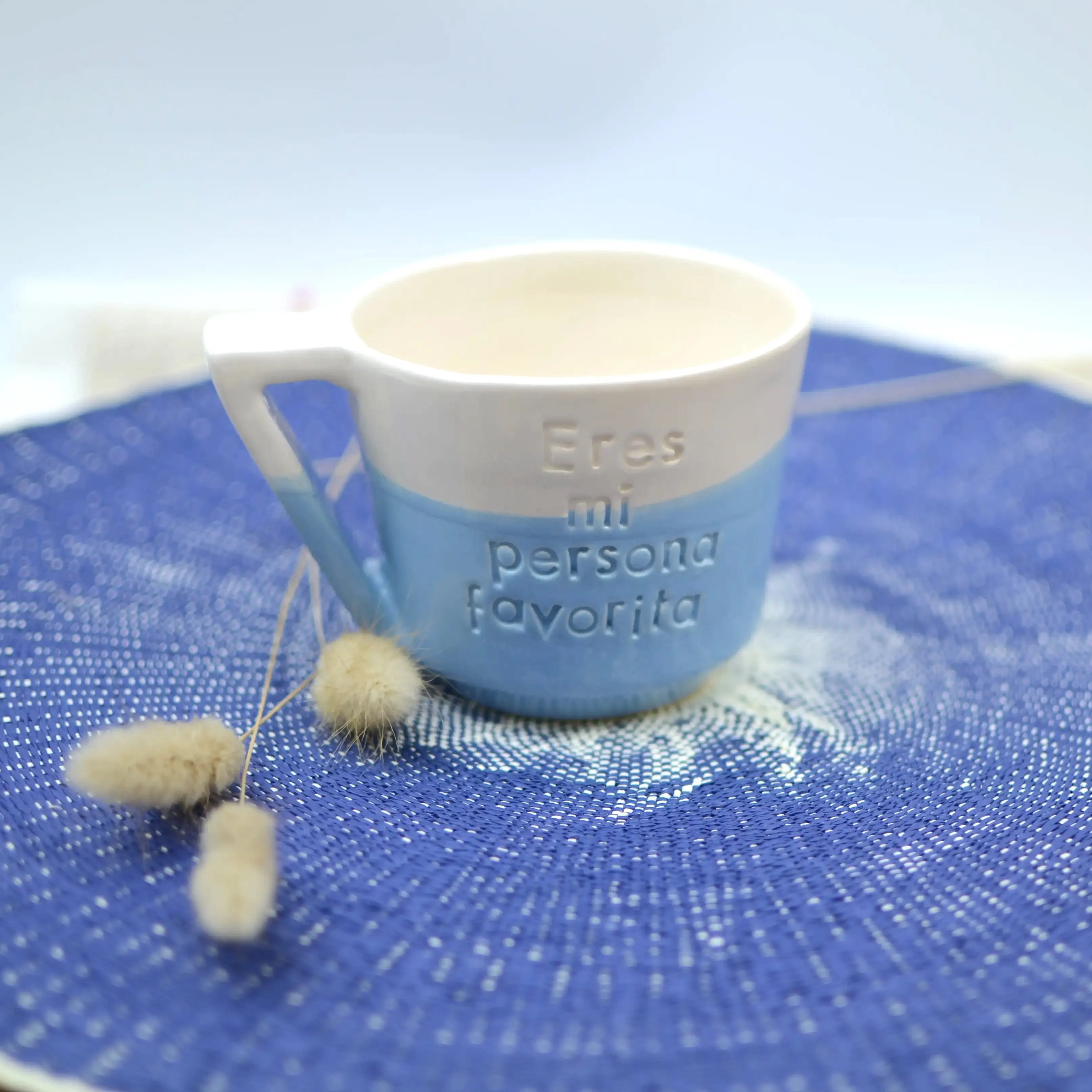 Detalle mensaje Eres mi Persona Favorita taza cerámica artesanal blanco y celeste hecha a mano - Maia Artesanía Cerámica