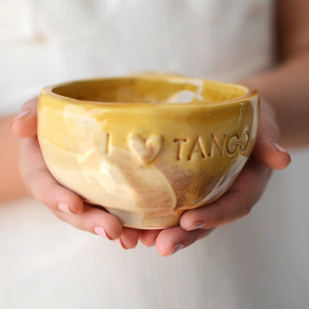 Taza cerámica artesanal I Love Tango esmaltada en miel y beige con pintitas marrones hecha a mano - Maia Artesanía Cerámica