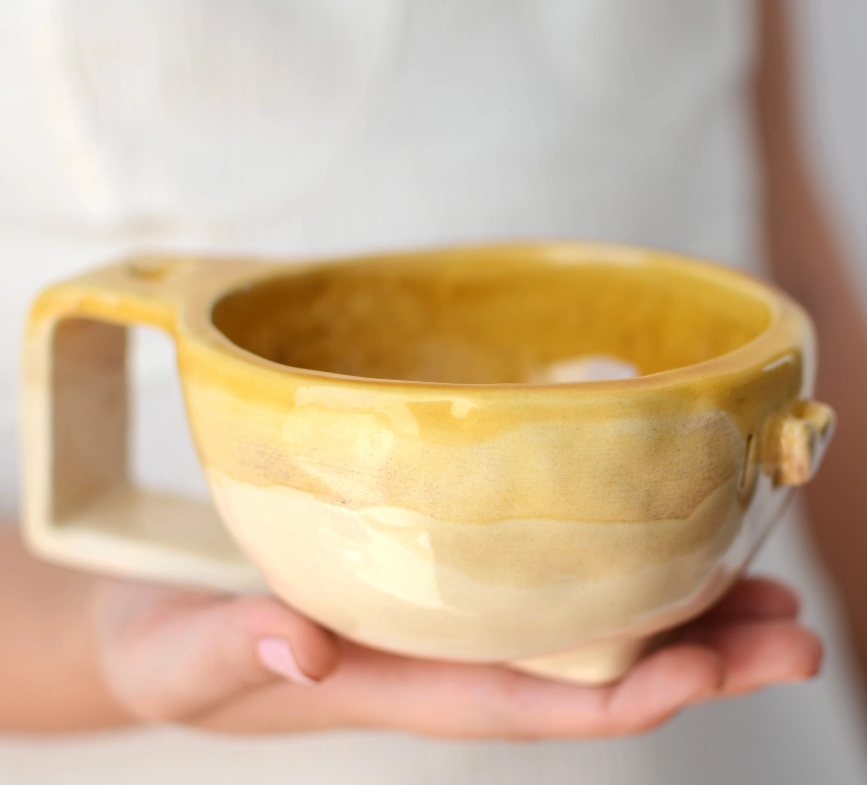 Taza cerámica artesanal I Love Tango vista lateral miel y beige con pintitas - Maia Artesanía Cerámica